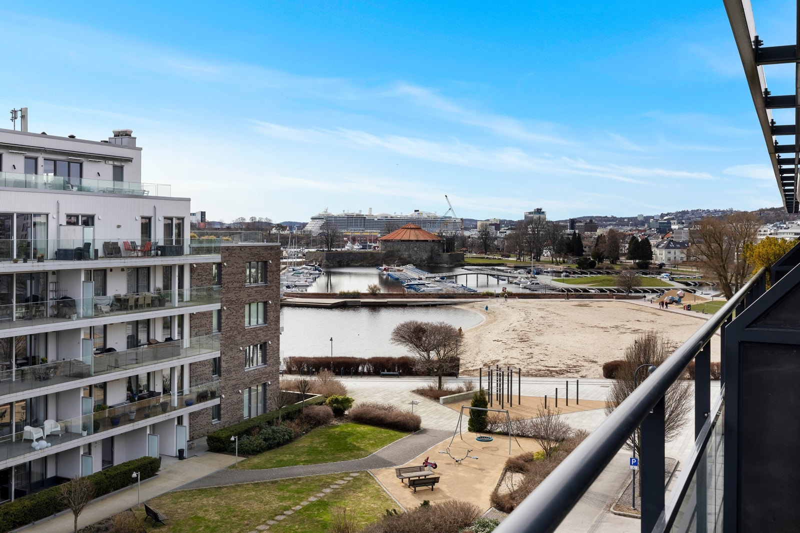 Flott 3- roms leilighet med balkong, nydelig utsikt og parkeringsplass i garasjekjeller. Heis og felles takterrasse. Galleribilde