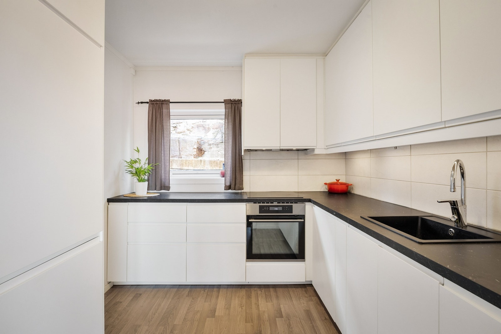 Lys kjøkkeninnredning fra IKEA med glatte fronter Galleribilde