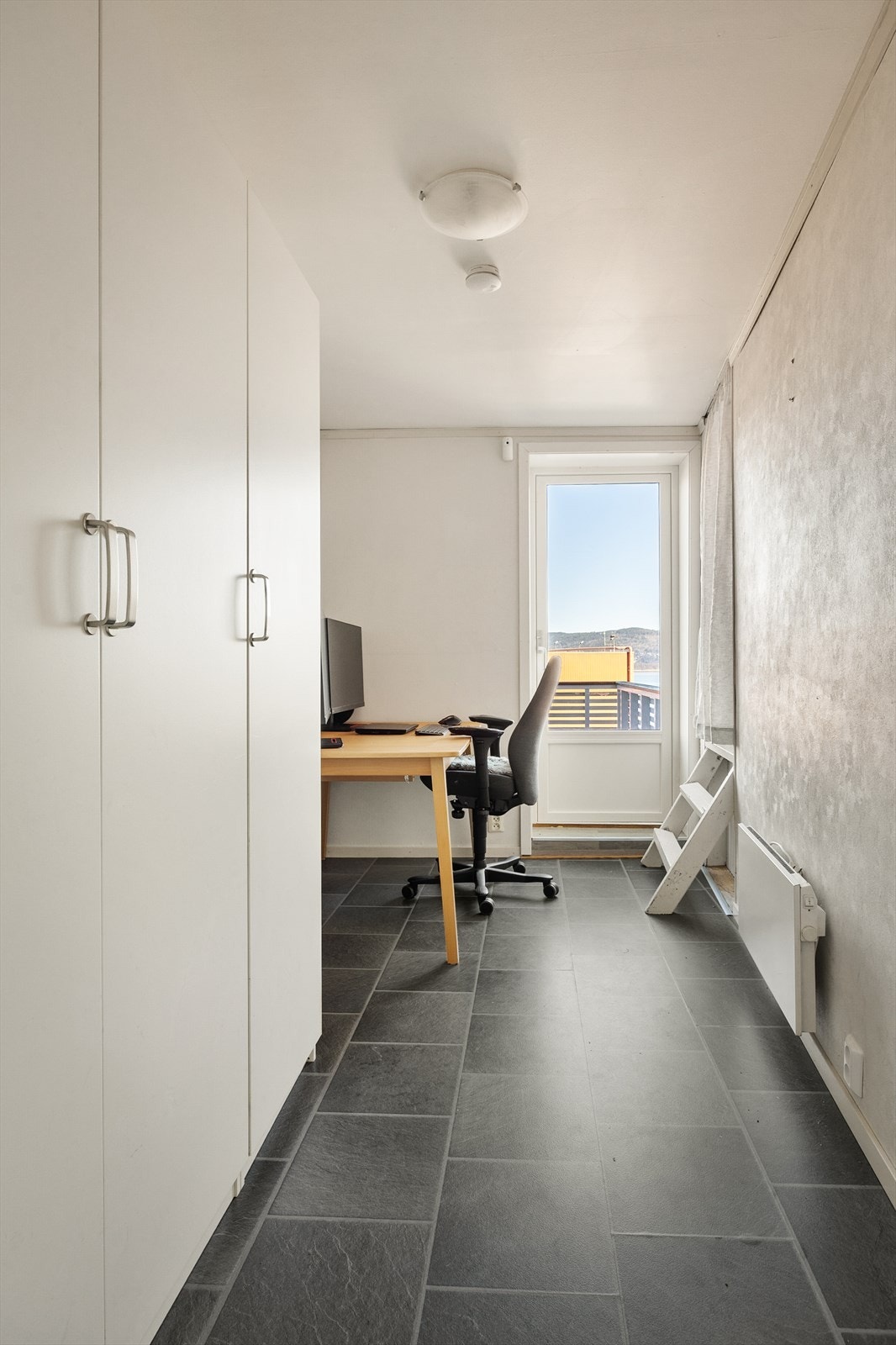 Soverom 2 med garderobeskap Galleribilde