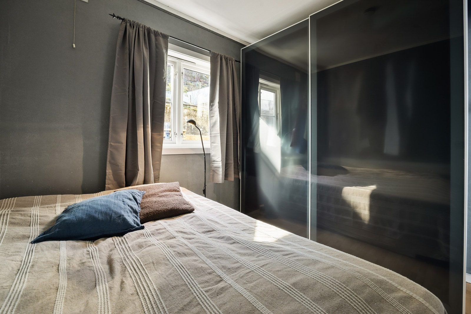Soverom 1 med skyvedørsgarderobe Galleribilde