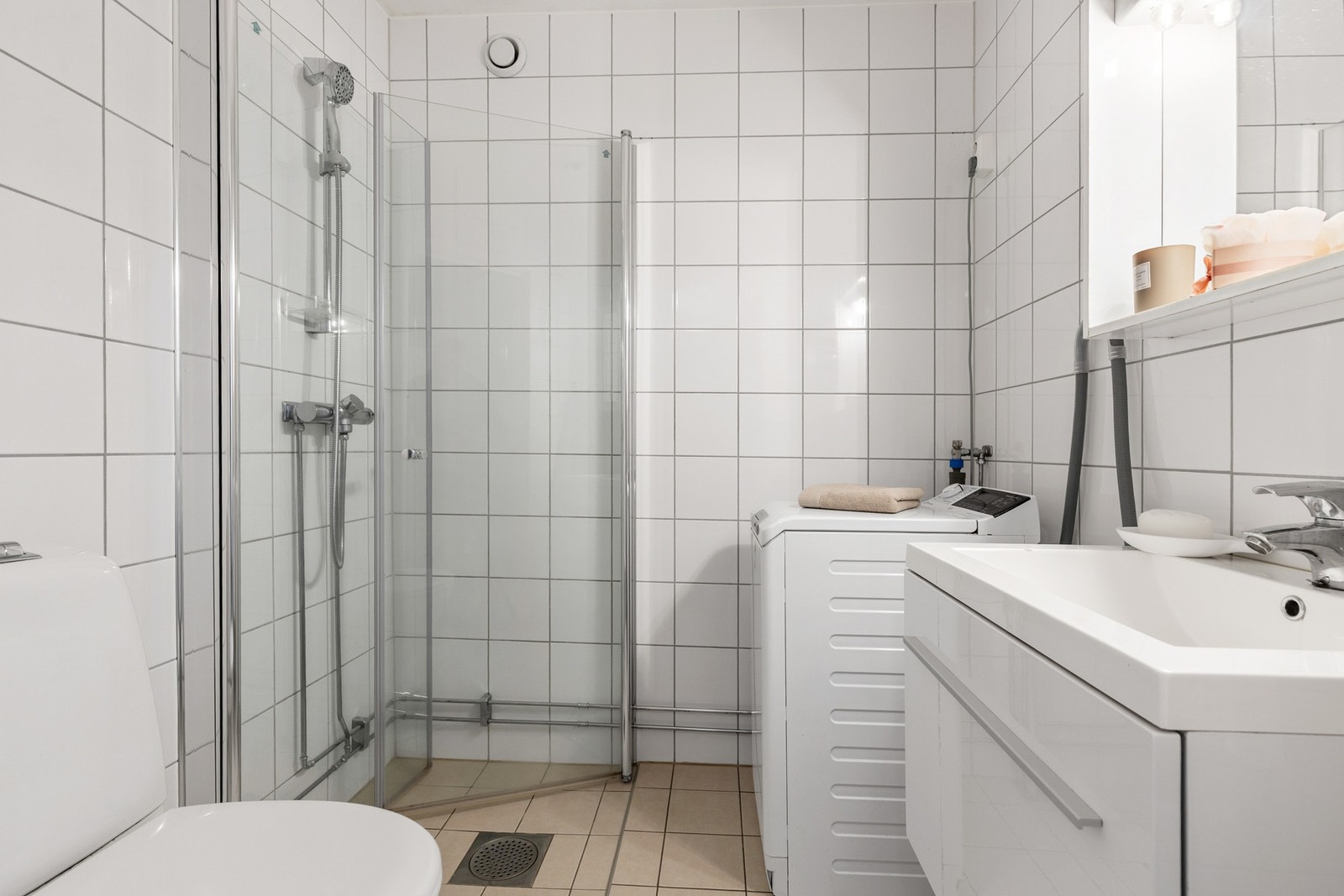 Badet ble pusset opp i 2018 og har fliser på både gulv og vegger, samt elektriske varmekabler og mekanisk avtrekk Galleribilde