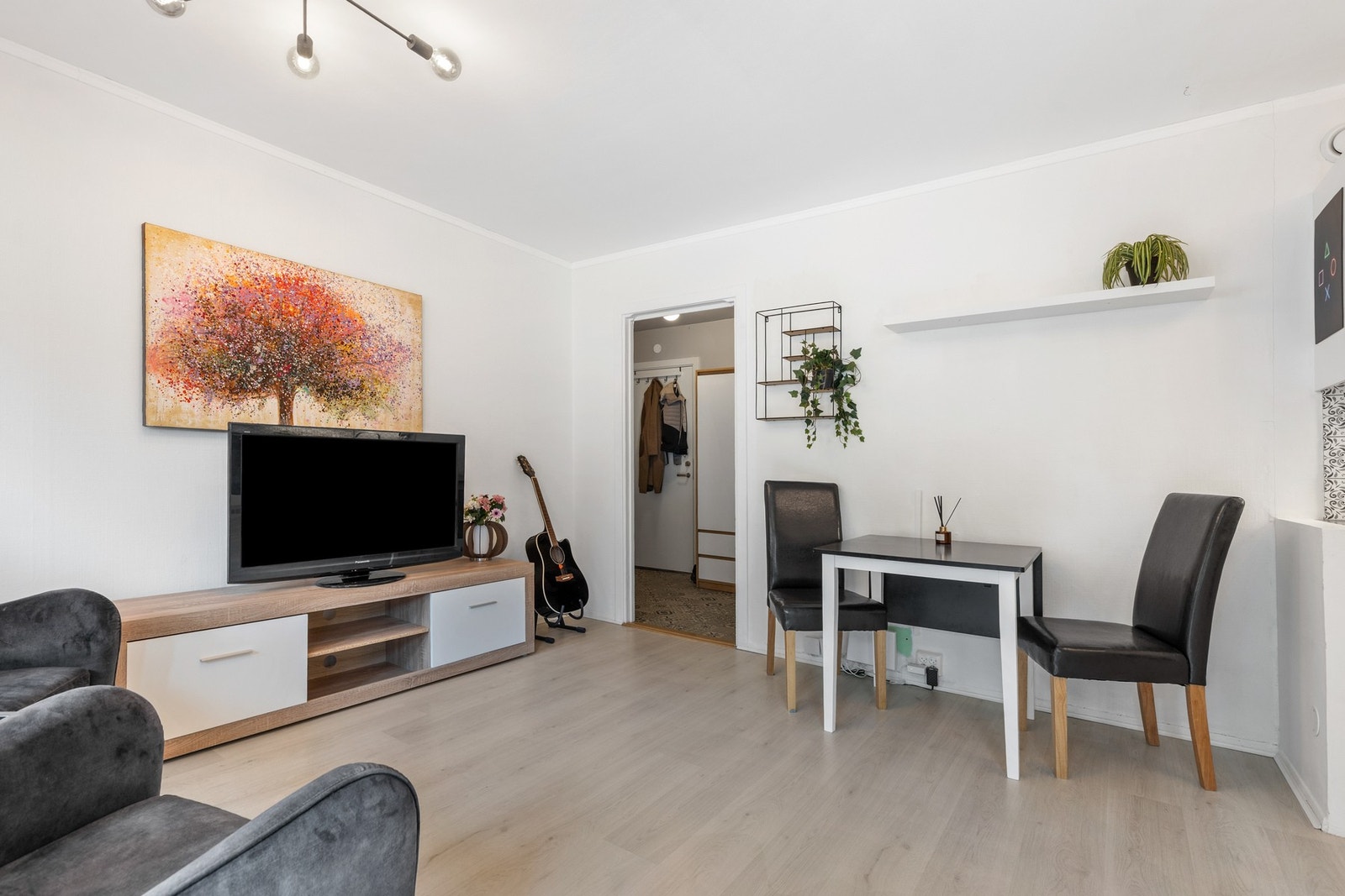 Lys og praktisk 1-roms leilighet med slette flater på vegger og himling Galleribilde