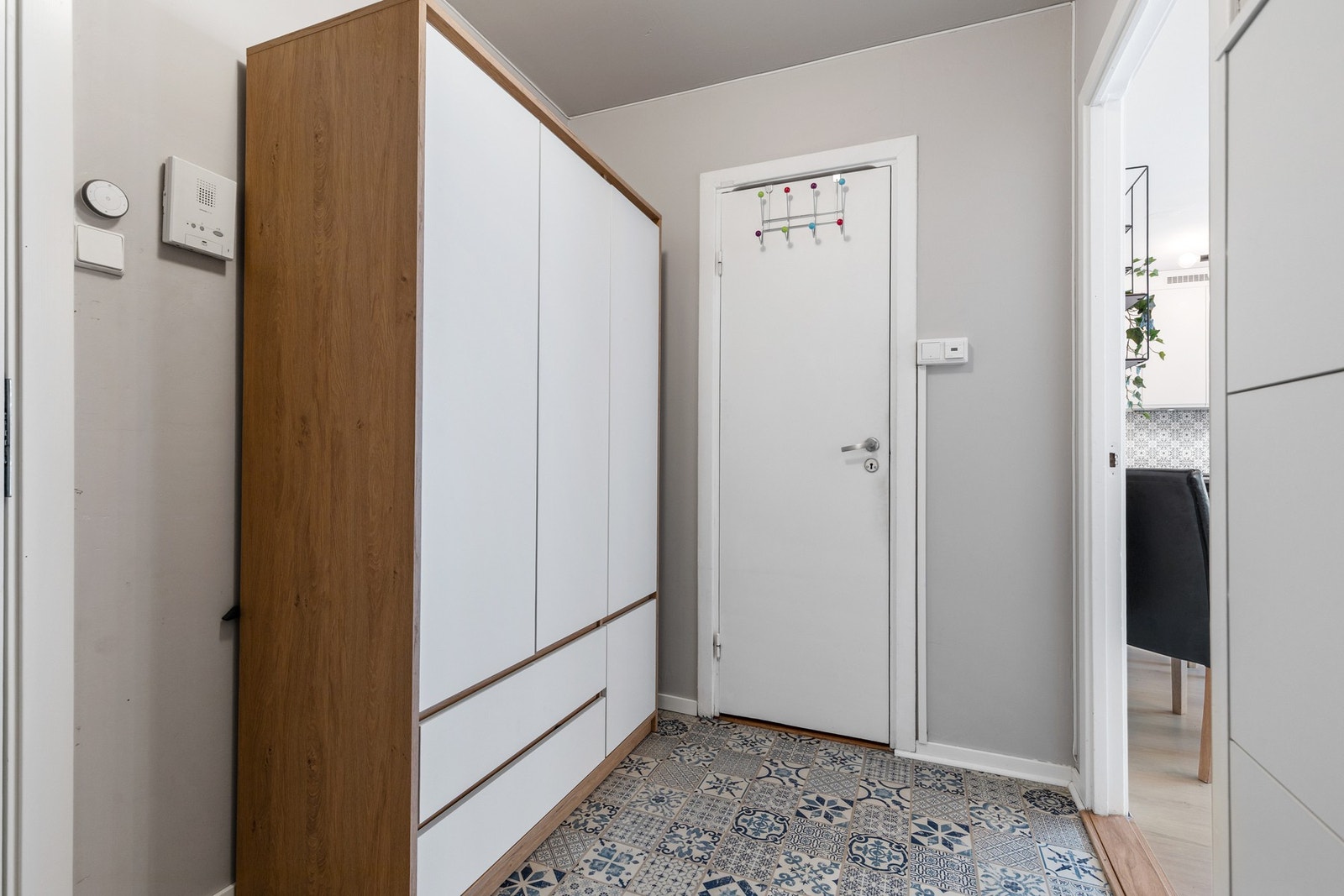 Innbydende entré med god plass til oppbevaring i garderobeløsning. Lyse overflater gir et ryddig og pent førsteinntrykk. Galleribilde