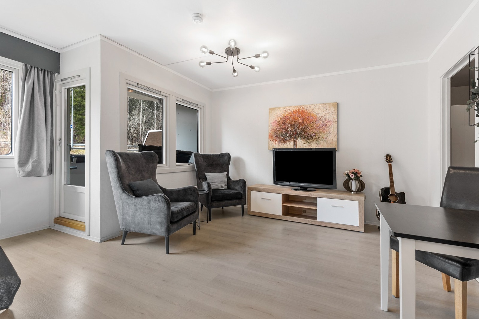 De store vindusflatene i stuen slipper inn rikelig med naturlig lys og skaper en lys og behagelig atmosfære. Galleribilde