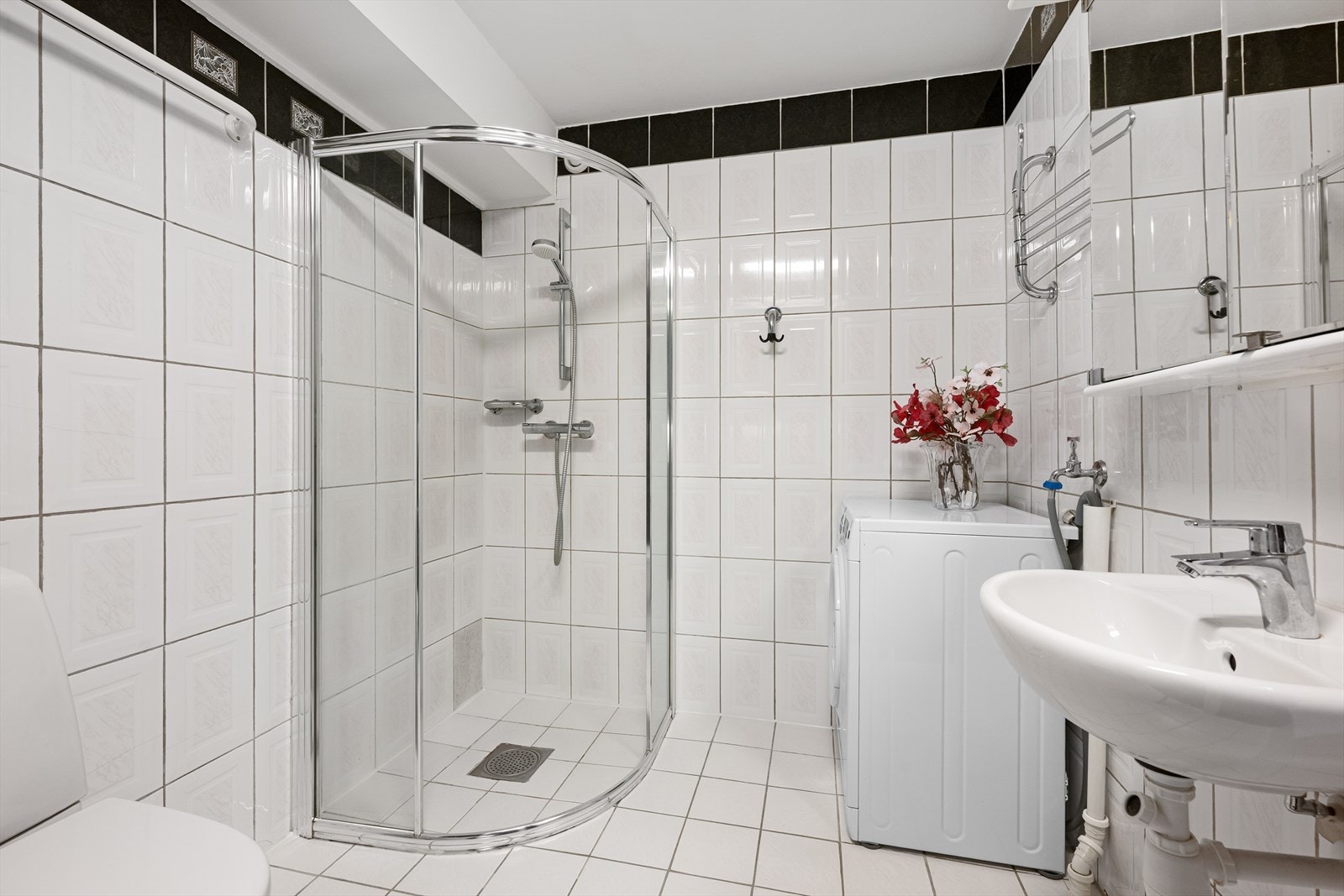 Flislagt bad utstyrt med dusj, servant, wc og opplegg for vaskemaskin - varmekabler i gulv (bad er flyttet til tidligere bodareal) Galleribilde