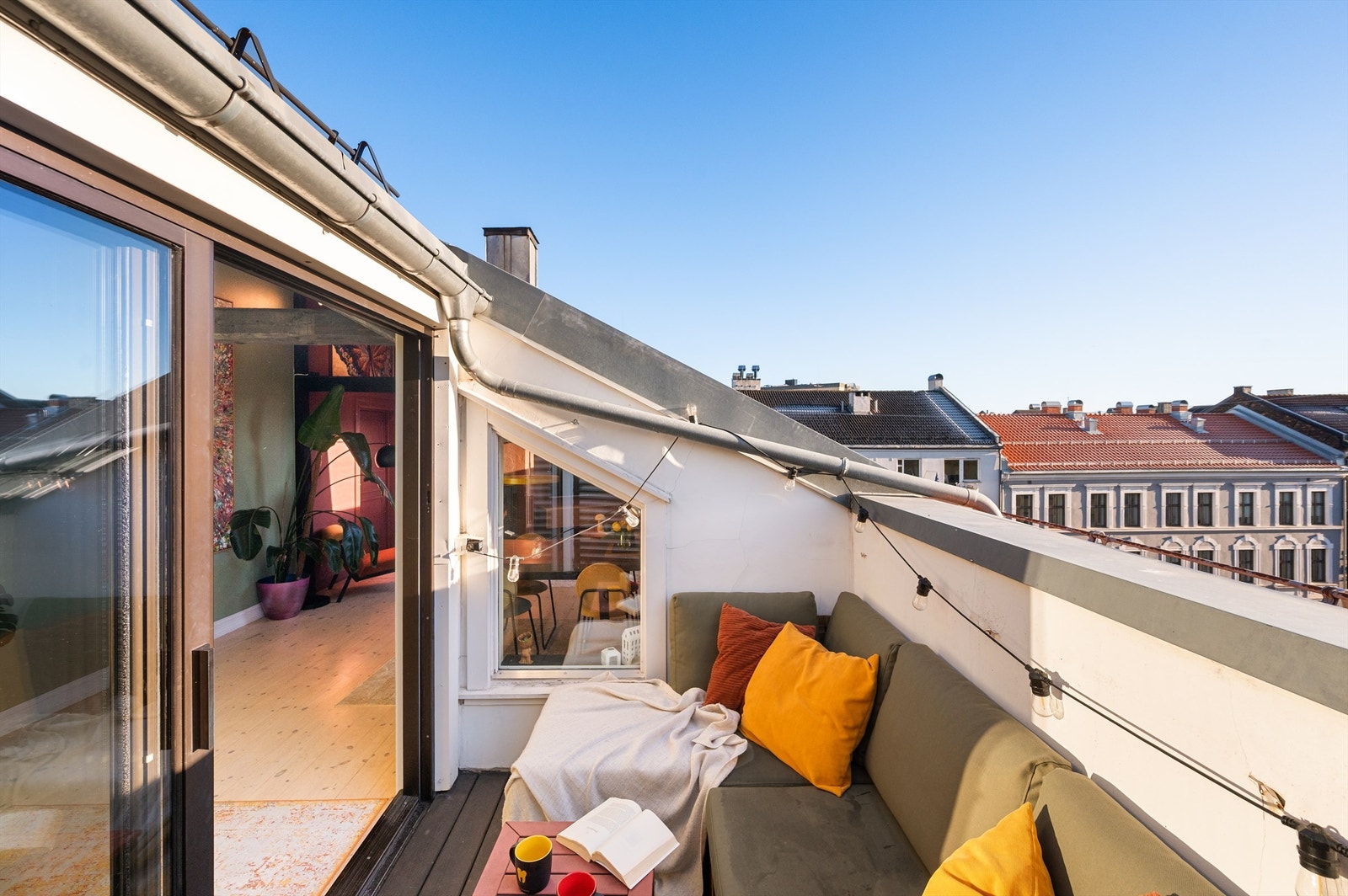 Fra leiligheten har du nydelig utsikt over Grünerløkkas (og byens) tak! Galleribilde