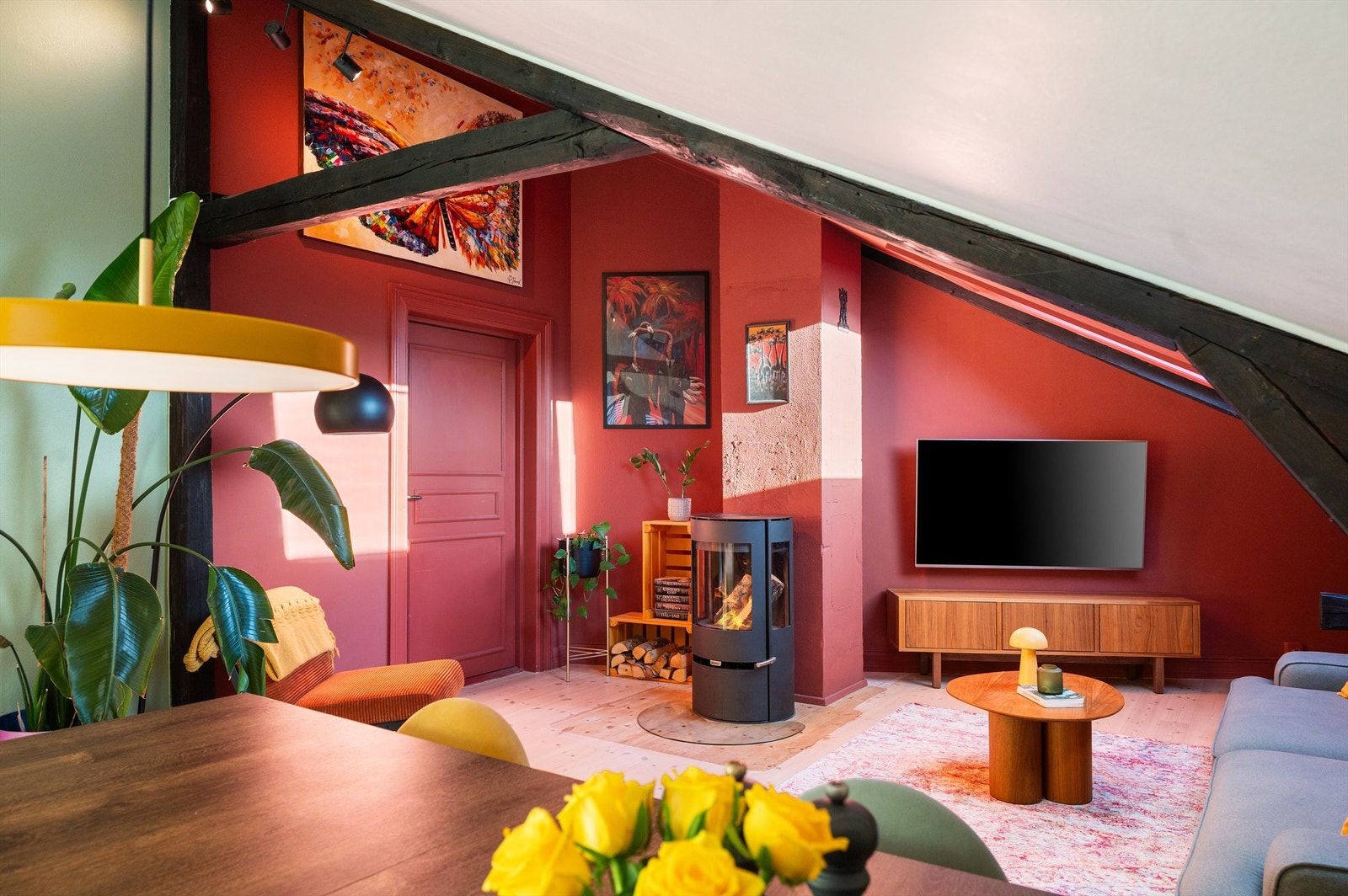 Dette er en stilig og unik loftsleilighet med privat takterrasse, peis, hems, 3 boder og god standard! Galleribilde