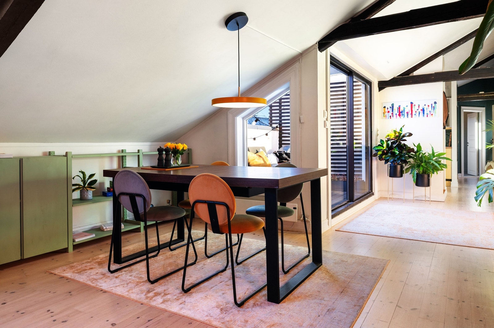 God plass til spisebord, perfekt til middagsselskap med familie og venner. Galleribilde