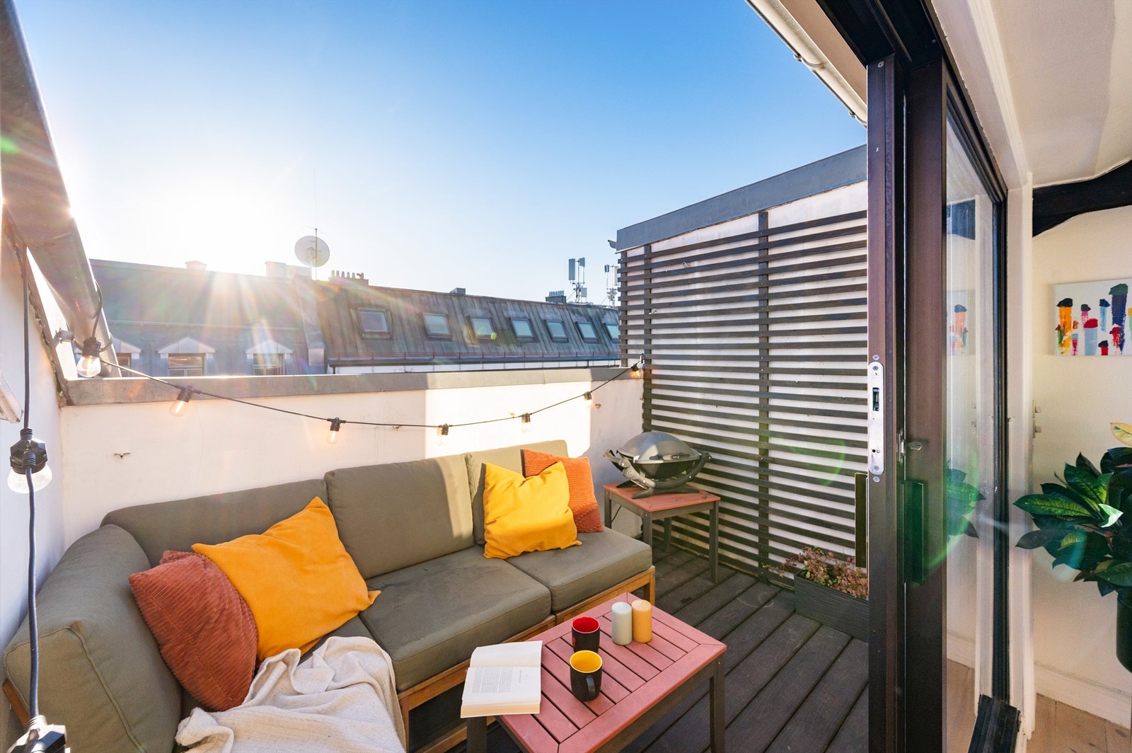 Fra stuen er det utgang til en sydvendt terrasse på ca. 7 kvm med tregulv. Selger opplyser om sol fra ca kl 11 - 18 om sommeren. Galleribilde