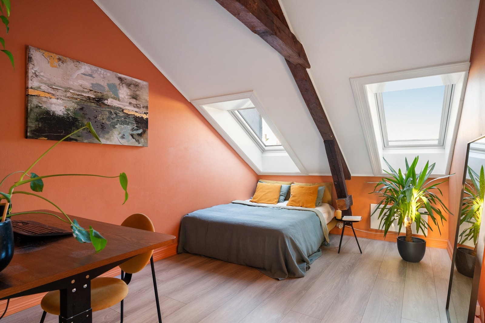 Soverom 2 er også malt i en frisk men stilig farge, og har som likhet med soverom 1 rikelig med plass til dobbeltseng med nattbord. Galleribilde