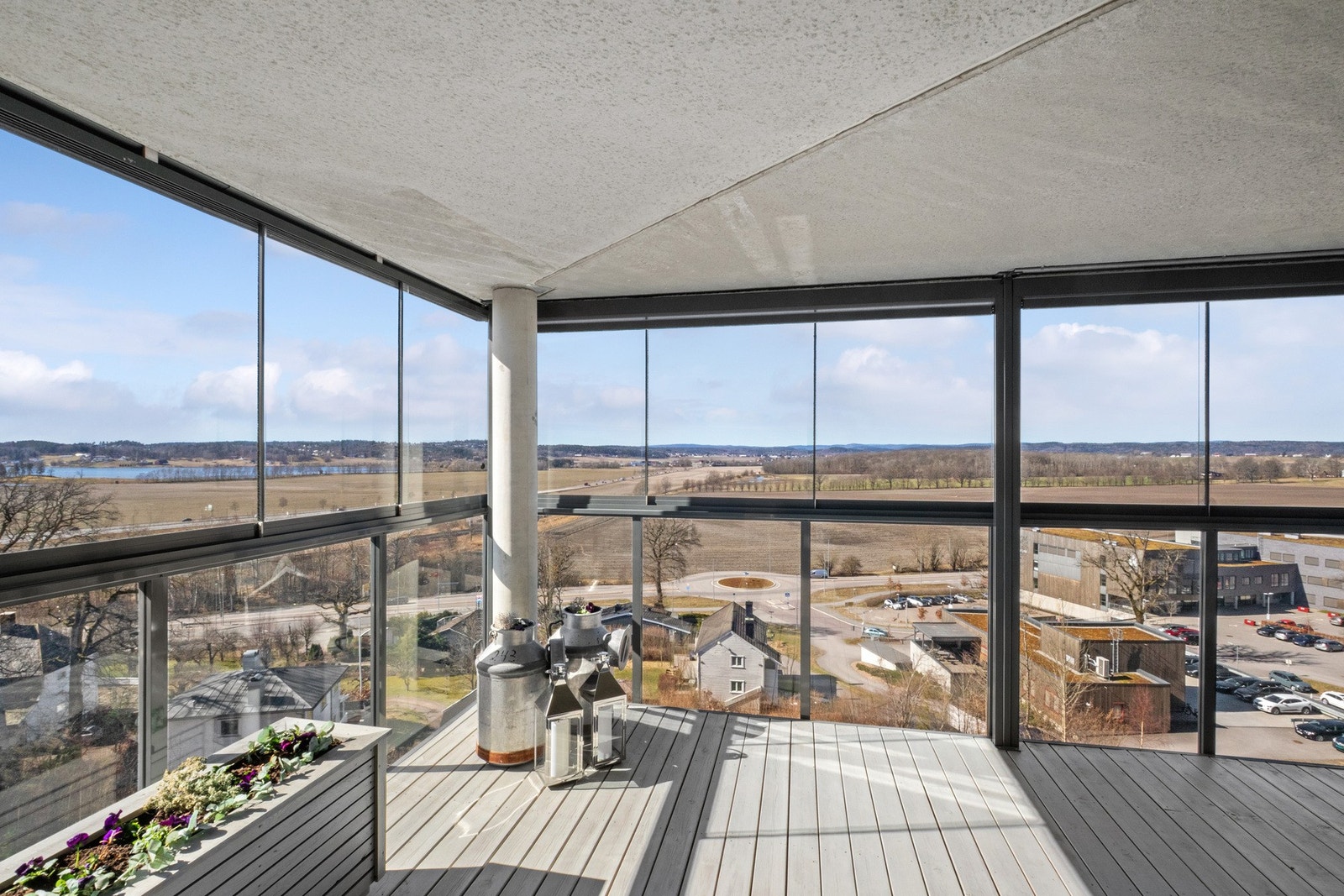Balkongen har dekke i tre, og på husveggene er det montert to terrassevarmere, utestikk og stemningsfull utebelysning Galleribilde