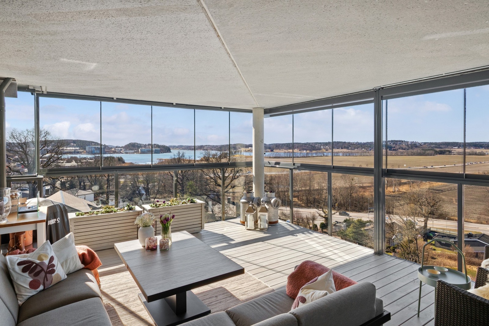 Dette er lekker, moderne og luftig 4-roms selveierleilighet fra 2018 med flott utsikt! Galleribilde