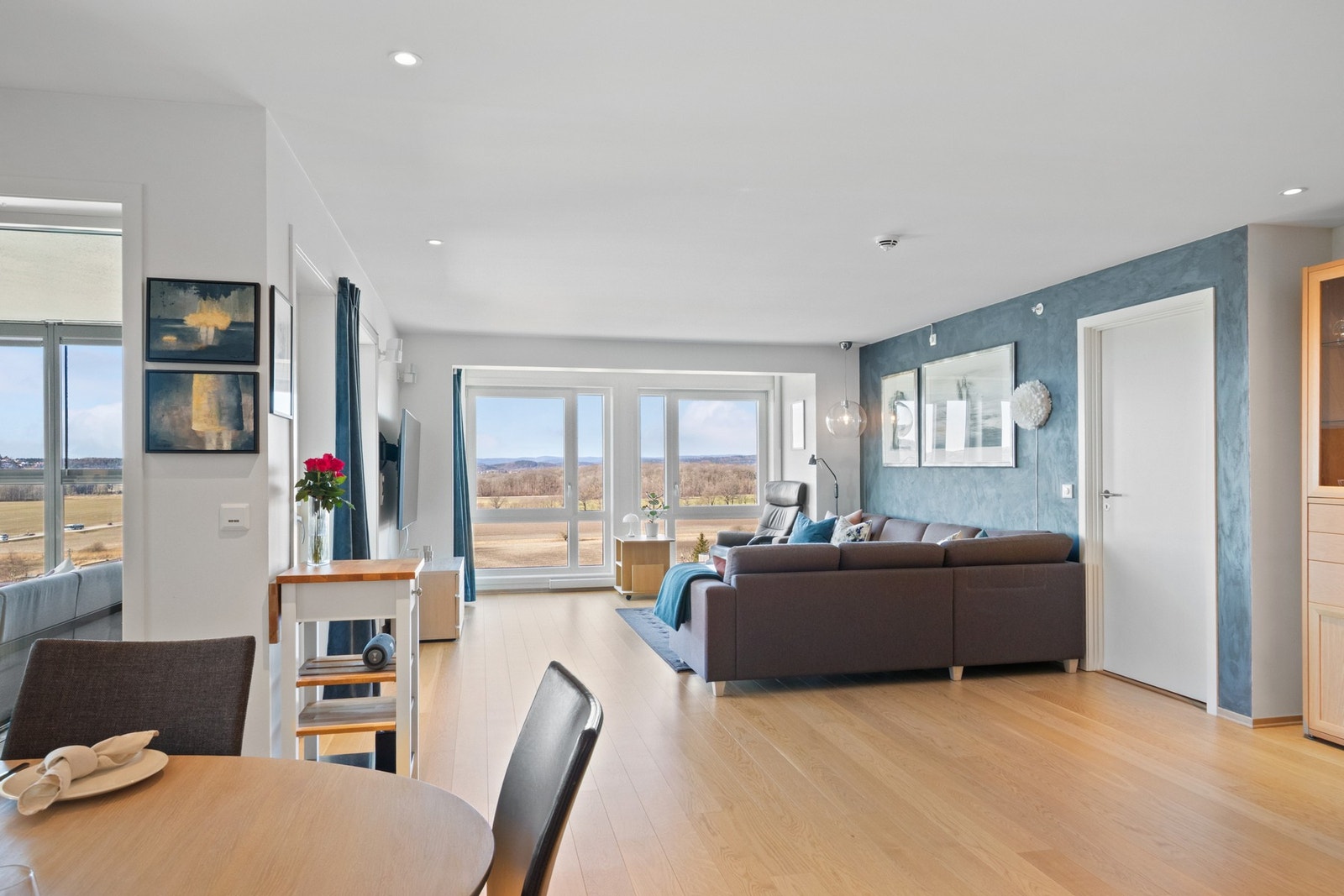 Store vinduer i to himmelretninger sørger for unik, naturlig lyssetting på dagtid, og på kvelden settes den rette stemningen med downlights Galleribilde