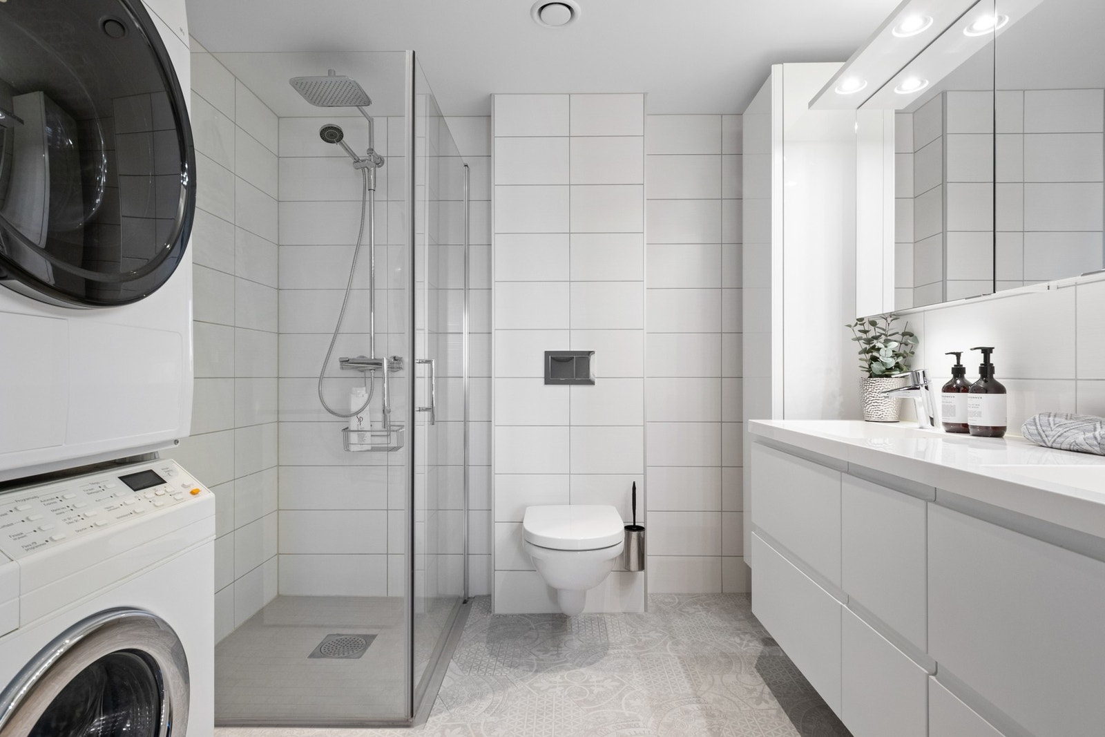 Førstnevnte ligger i suiteløsning med hovedsoverommet og innredningen har hvite fronter bestående av en heldekkende dobbelservant på en skuffeseksjon, et høyskap og et speilskap med belysning Galleribilde