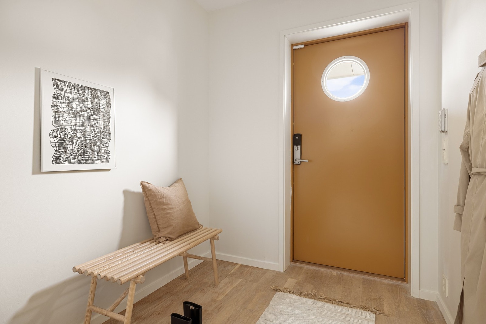 Her er det god plass til oppbevaringsløsninger til yttertøy og sko. Galleribilde