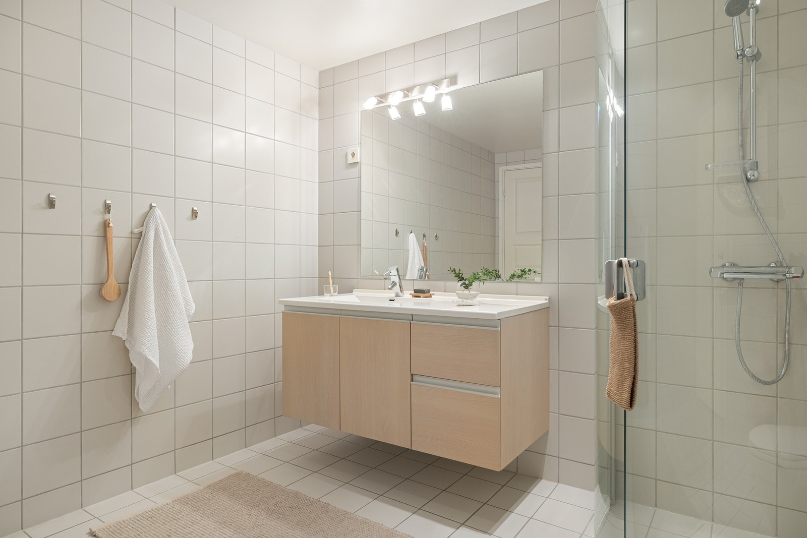 Badet i denne etasjen måles til 7,9 kvm. og er helfliset med underliggende varmekabler. Galleribilde