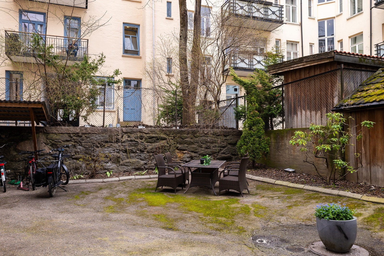 Hyggelig bakgård med sittegruppe og sykkelparkering. Galleribilde
