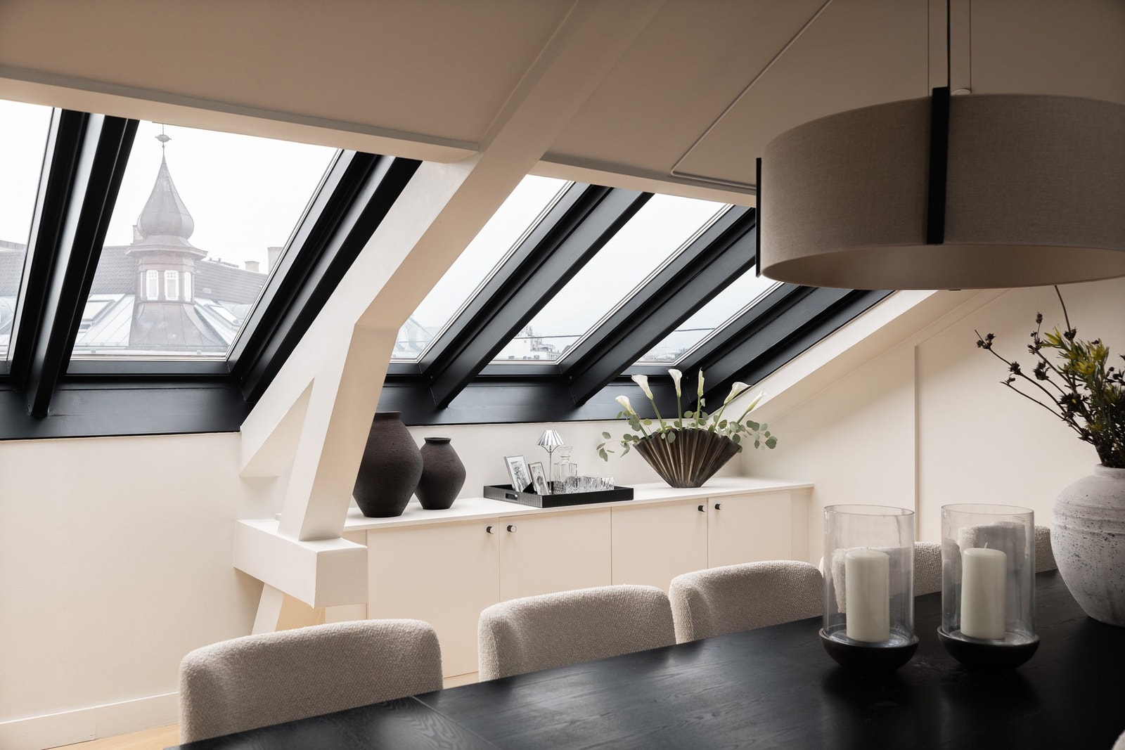 Store vindusflater bidrar med et behagelig og naturlig lys over spiseplassen. Galleribilde