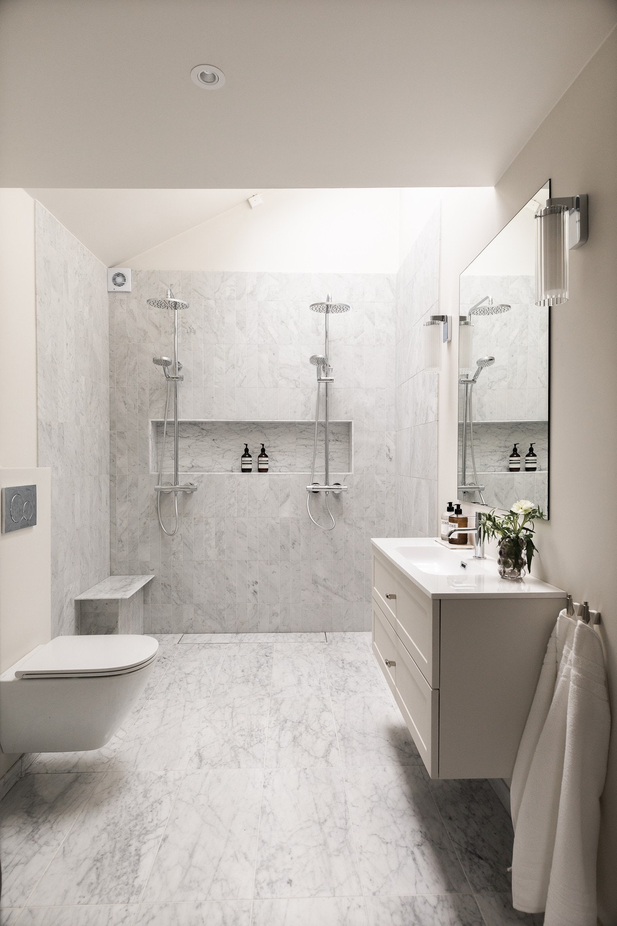 Badet fremstår ryddig og funksjonelt med oppgradert ventilasjon fra 2026. Galleribilde