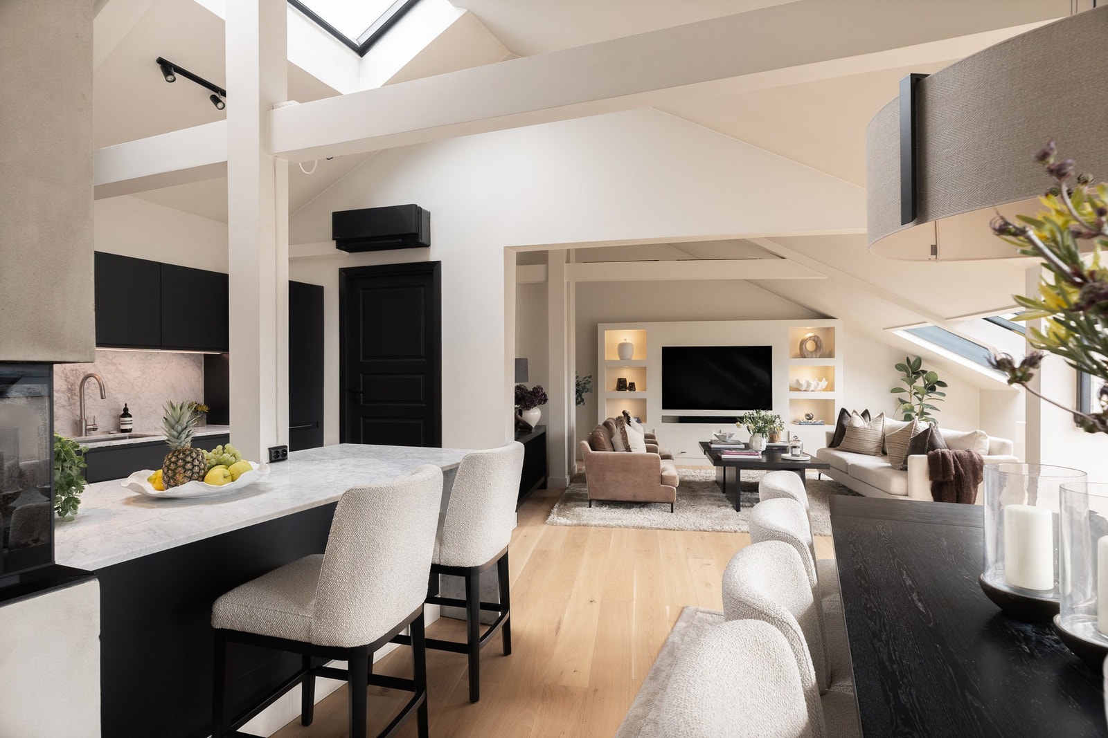 Lys og unik toppleilighet i 5. etasje, med moderne kvaliteter og gode romforhold. Galleribilde