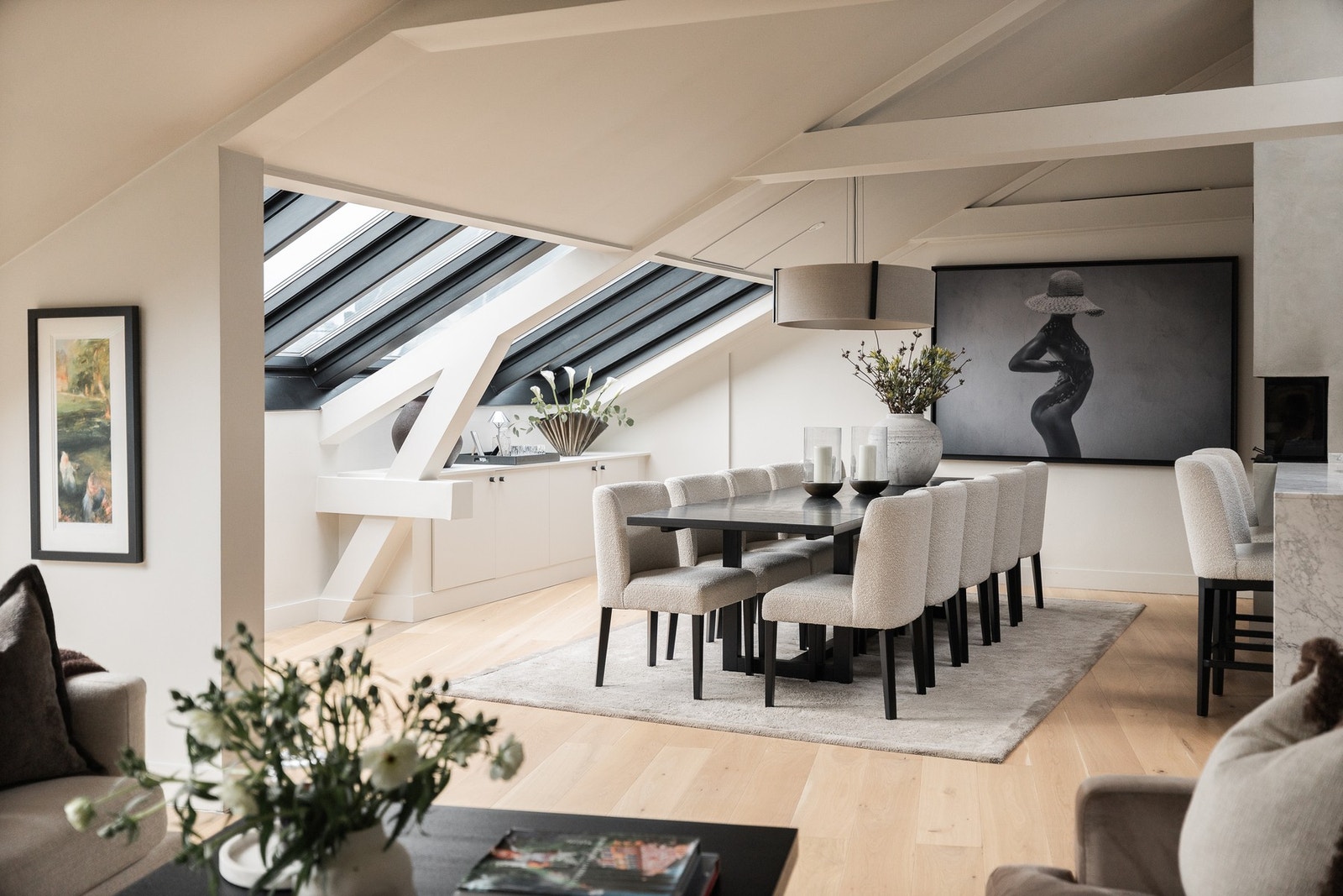 Romslig spiseplass med god plass til større spisebord og hyggelige middager. Galleribilde
