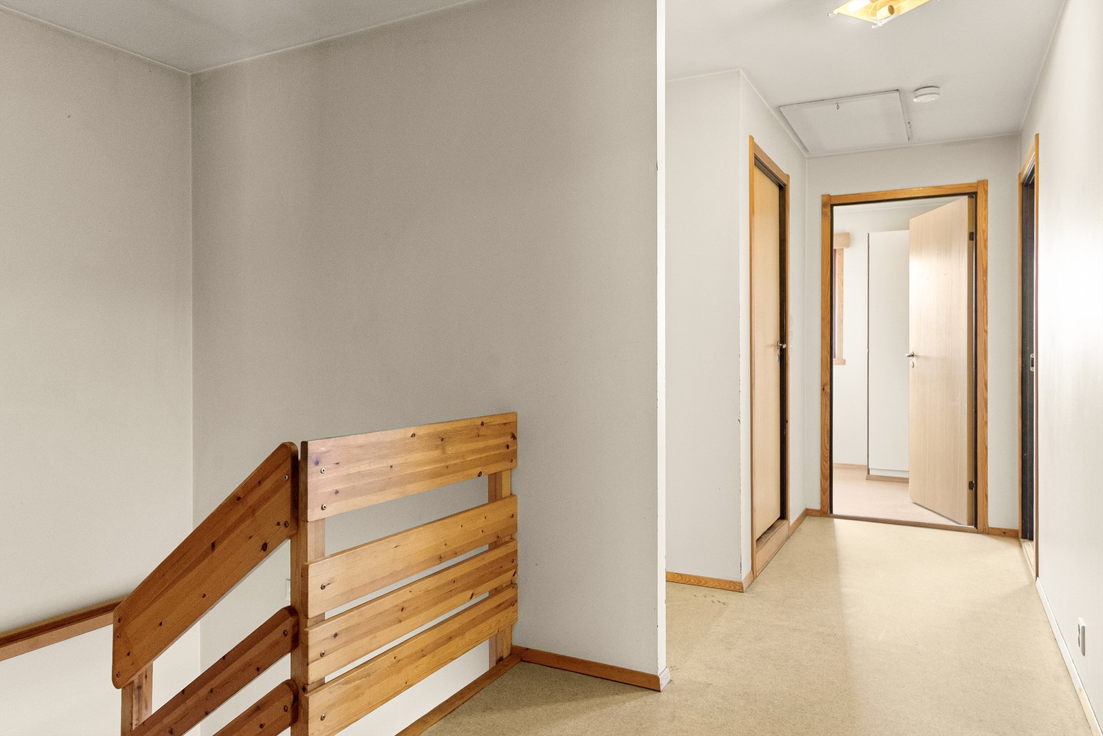 - Tar man turen opp trappen finner man soverommene, bad, toalettrom og vaskerom - Galleribilde
