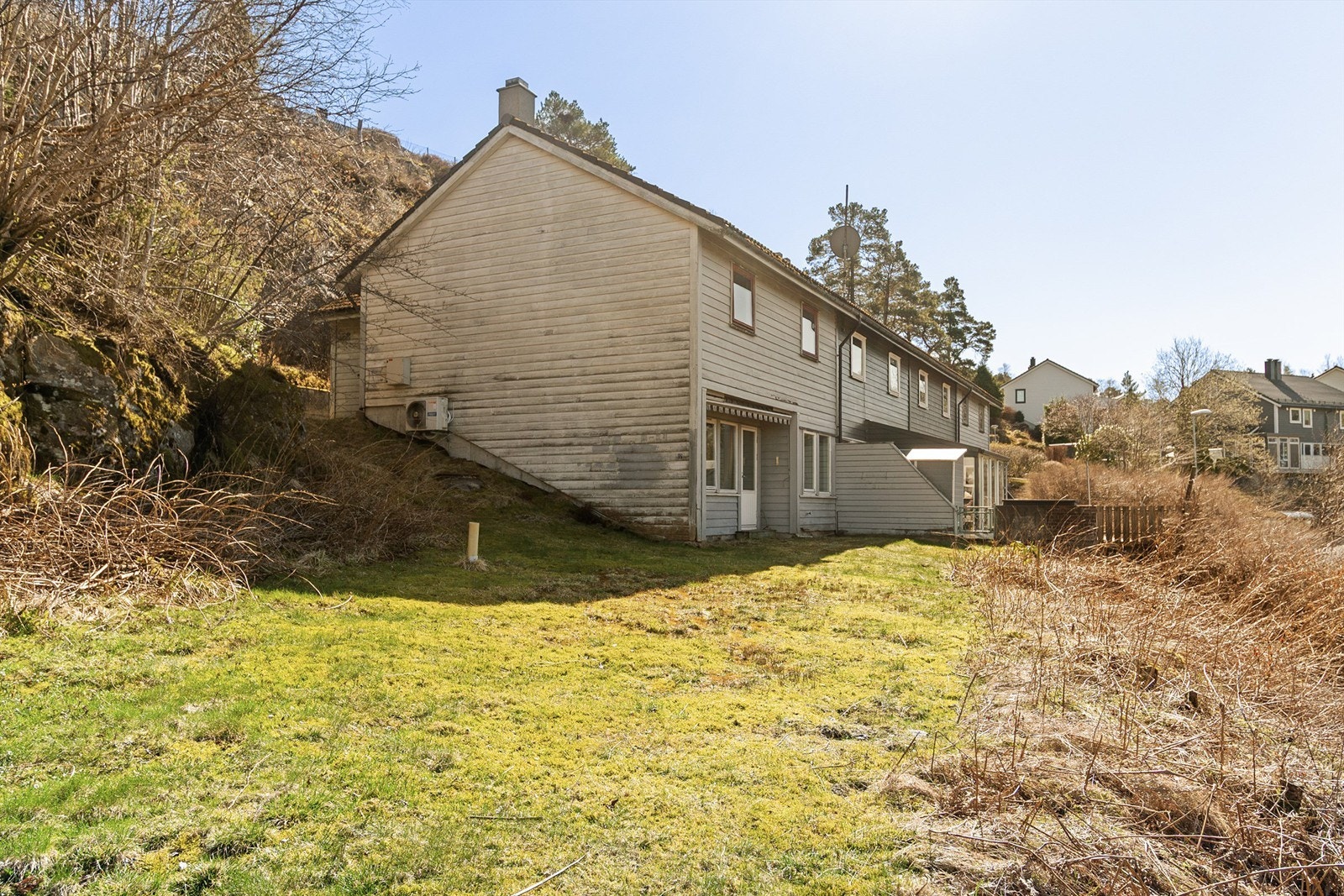 - Koselig uteområde med stor plen - Galleribilde