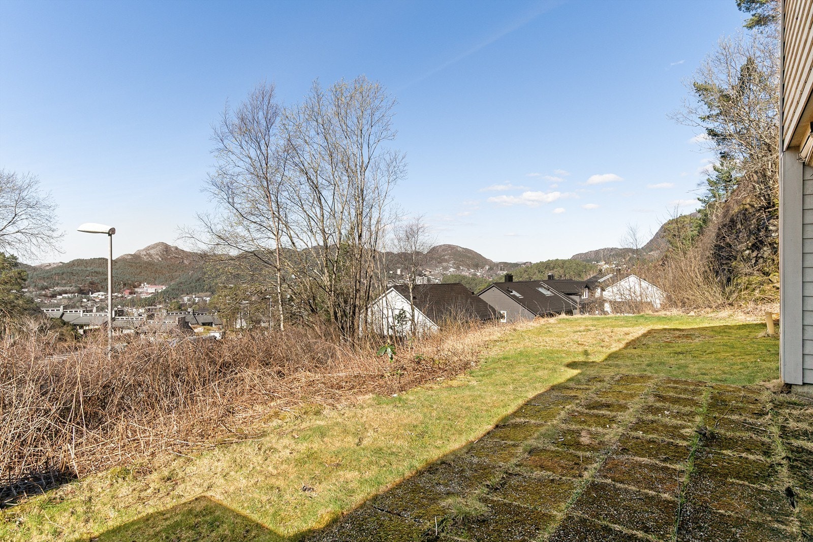 - Boligen har en fin tomt med stor hage/gressplen - Galleribilde