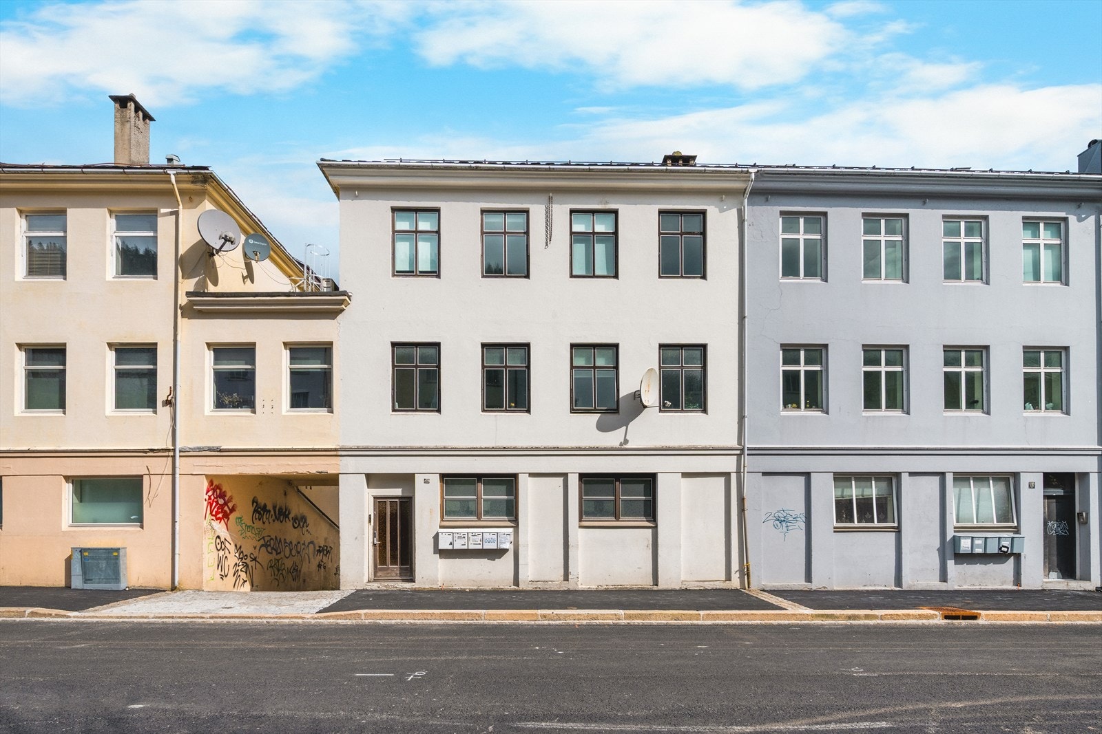 Leiligheten har en fin beliggenhet i byggets 3. etasje Galleribilde