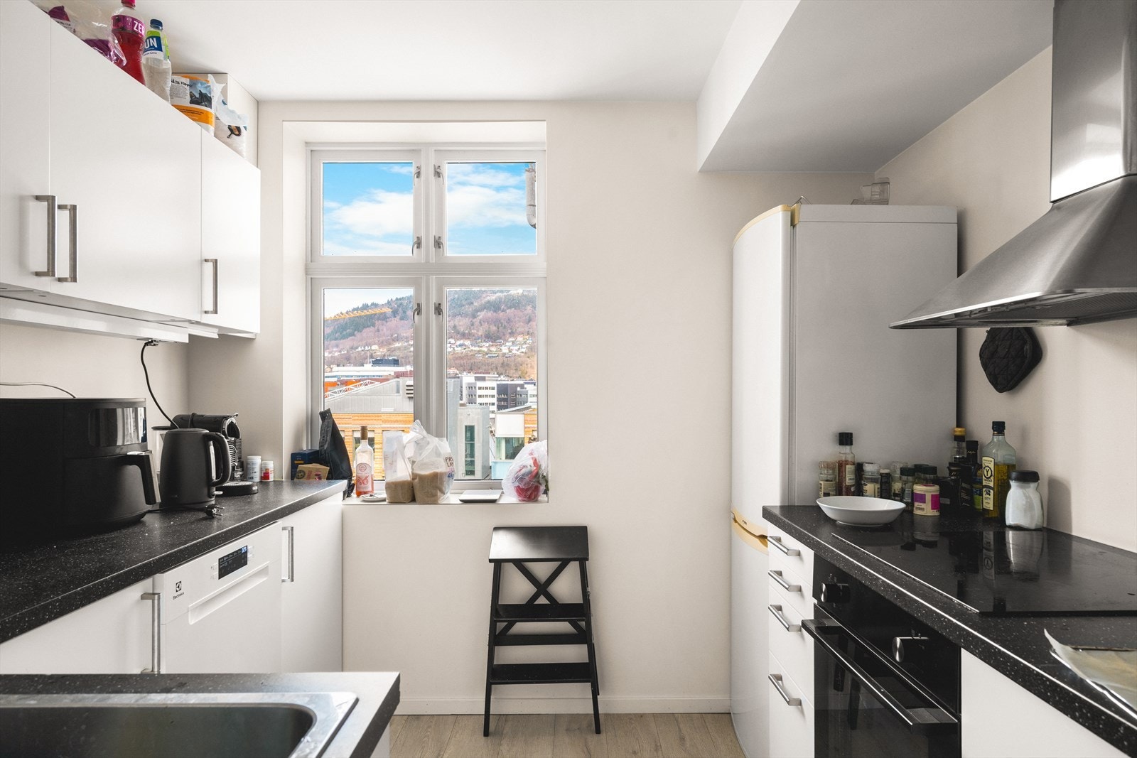 Kjøkkenet er fra IKEA har slette fronter, laminat benkeplate og praktisk stålvask. Galleribilde