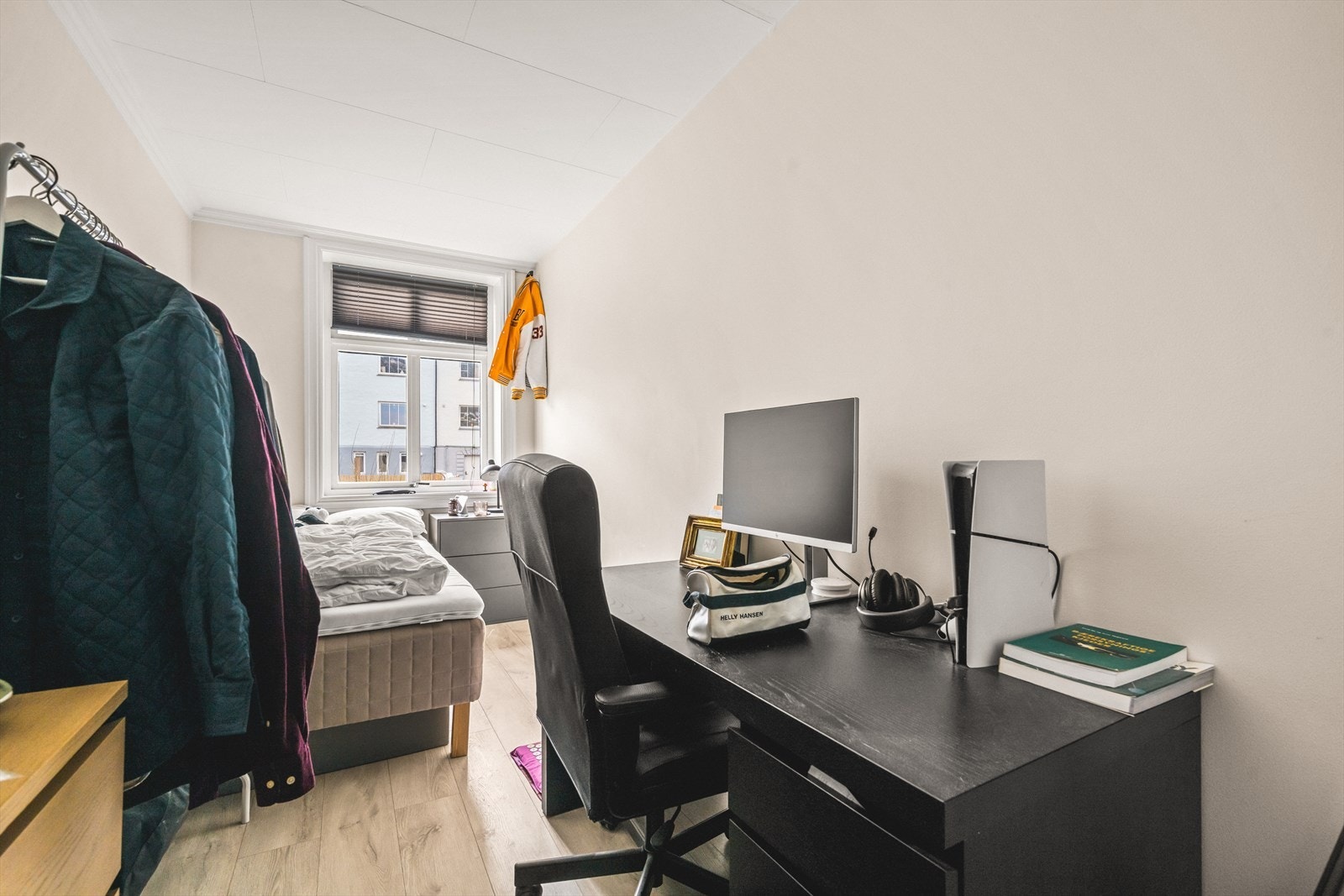 Dette gir fleksible bruksmuligheter - enten du ønsker god plass til egen bolig, eller ser etter et attraktivt utleieobjekt Galleribilde