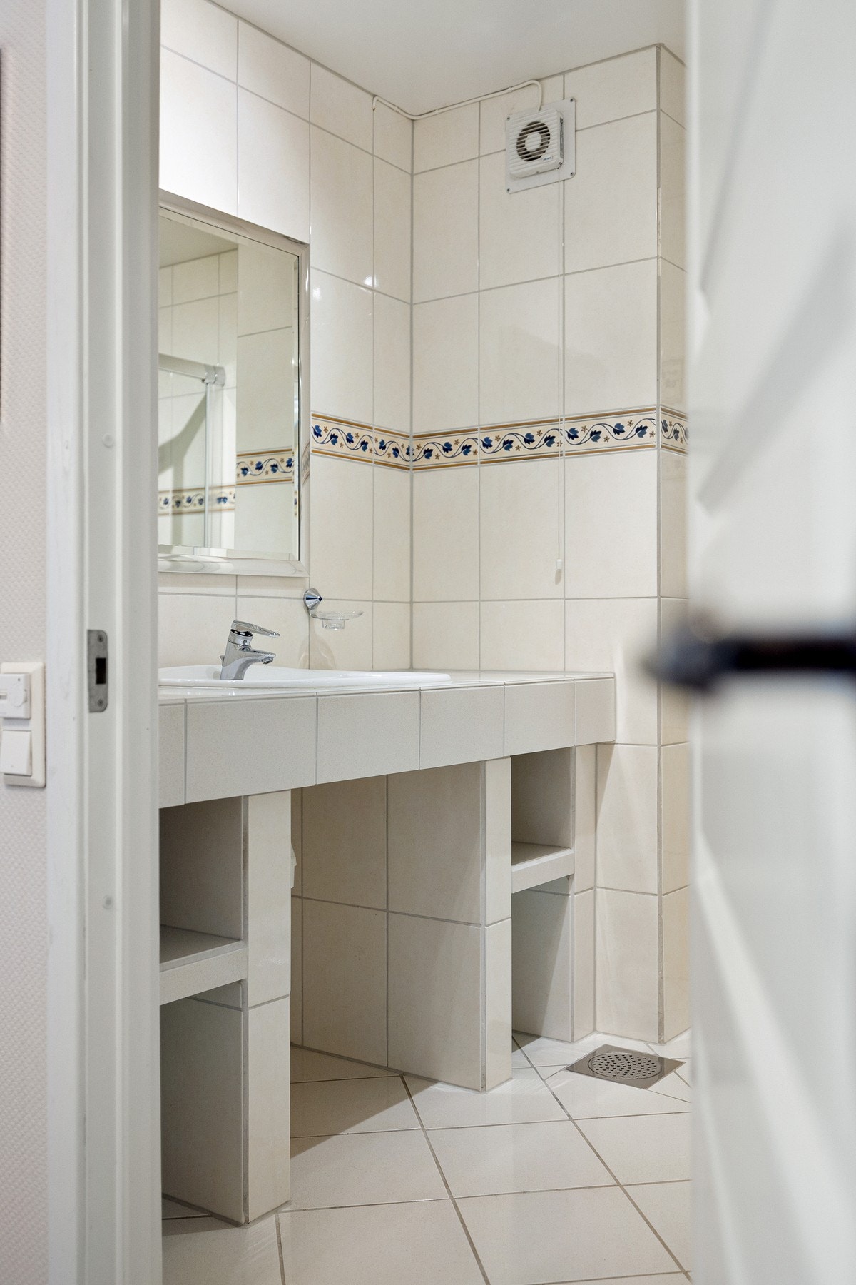 Badet har fliser på gulv og vegger samt slette overflater i himlingen Galleribilde