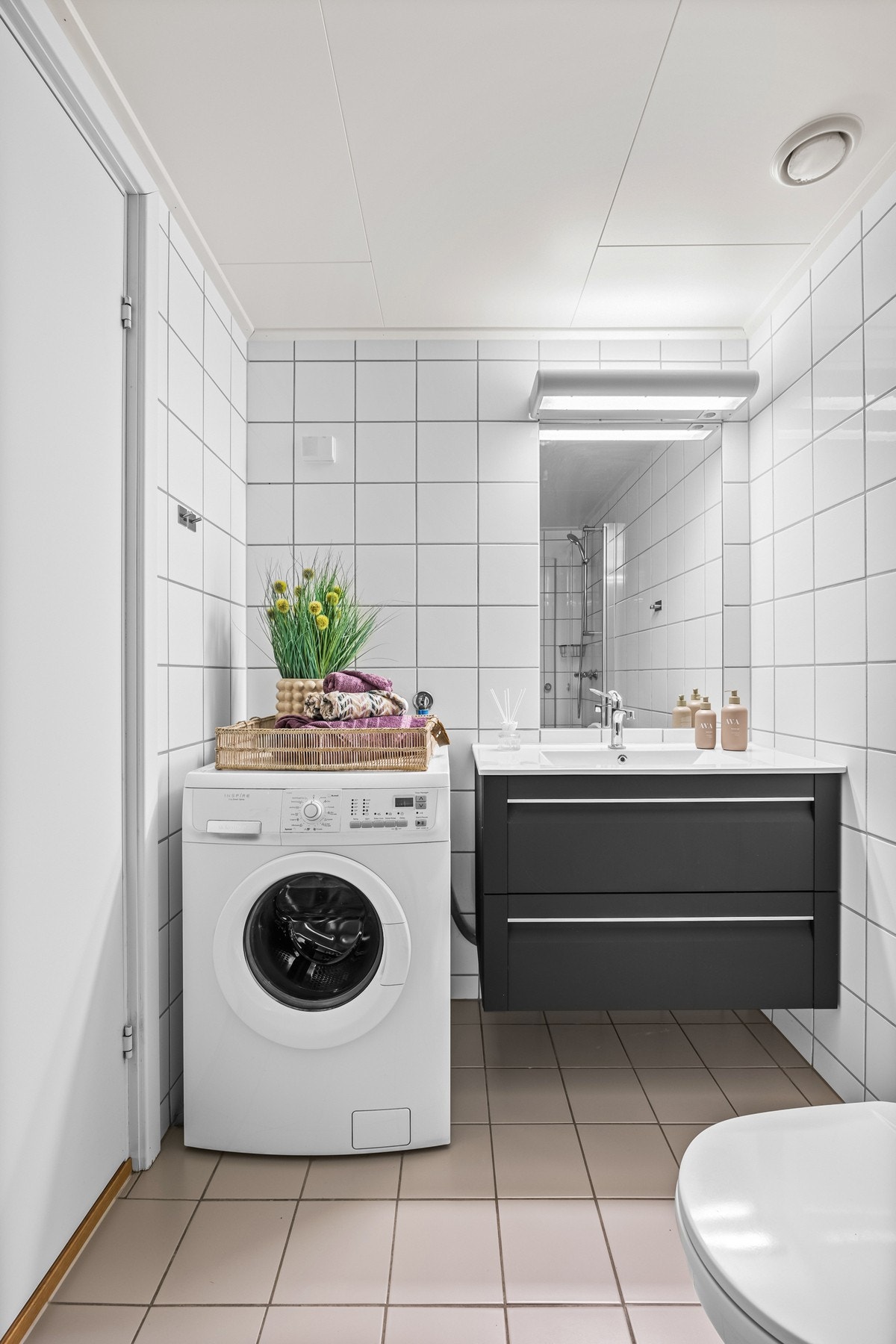 Baderommet er meget delikat og holder en gjennomgående fin standard fra byggeår.
Servantskap med heldekkende servant var ny i 2016. Galleribilde