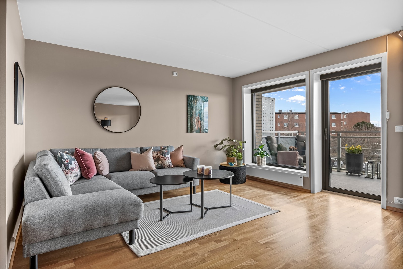 God plass for stor sofagruppe og mye lysinnslipp fra vindusflater Galleribilde
