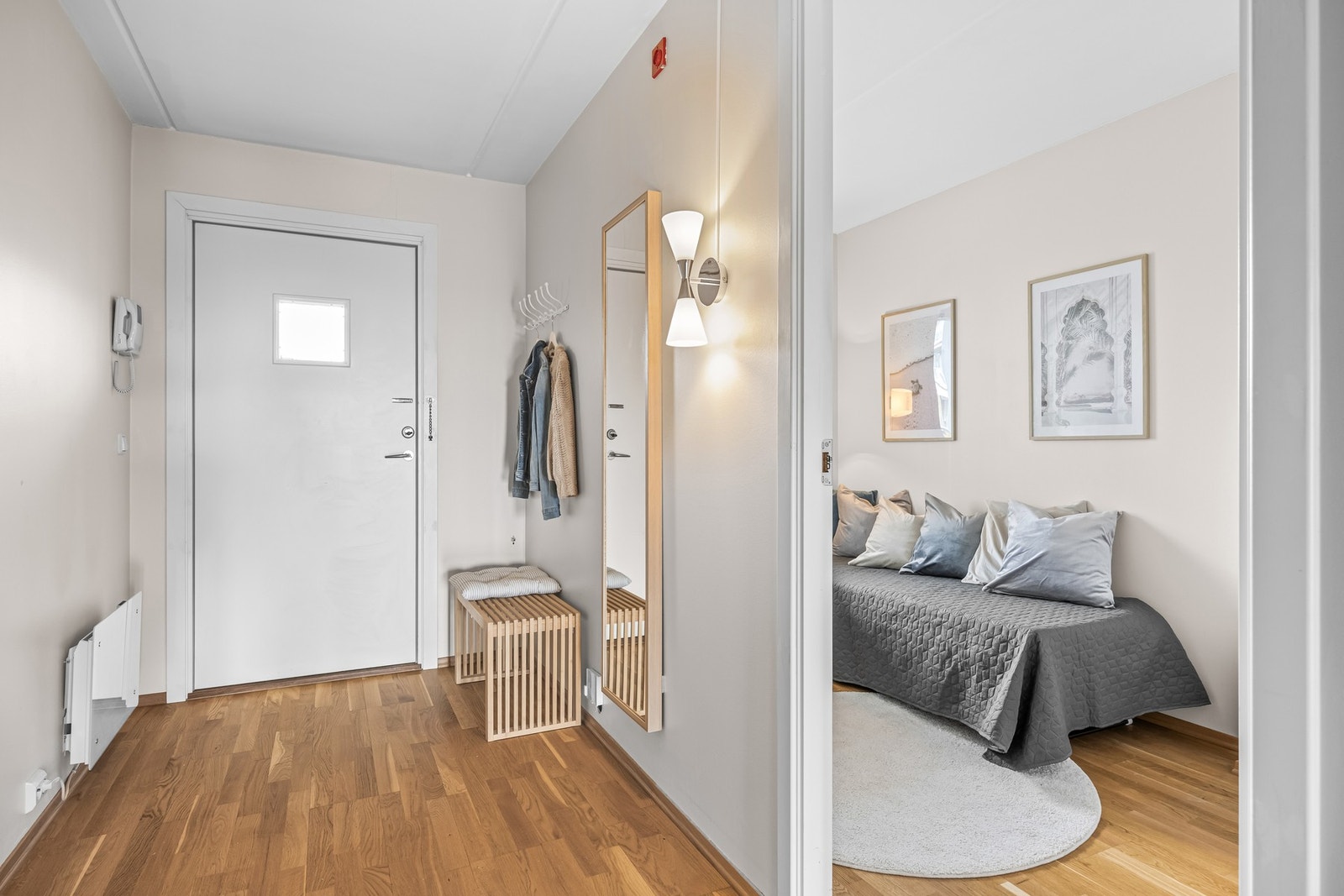 Entréen er åpen og romslig med oppbevaring via oppheng. Galleribilde