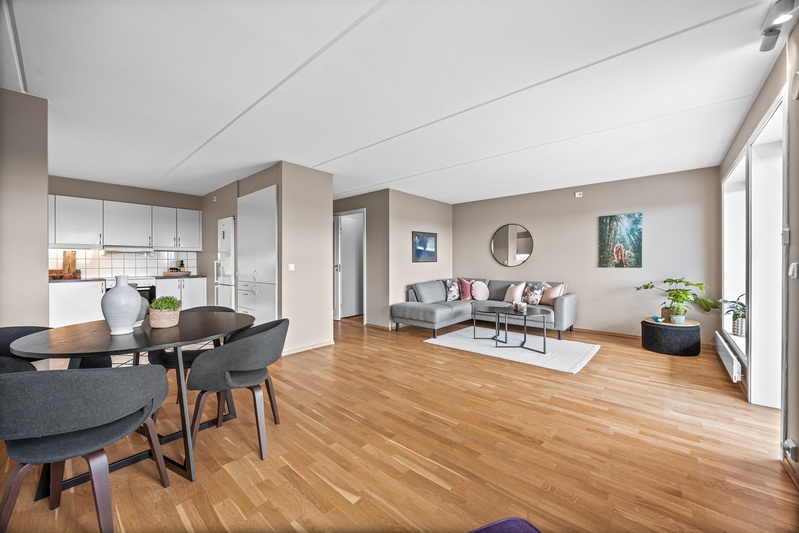 Det er en sosial planløsning som også har gode muligheter for langbord ved behov Galleribilde