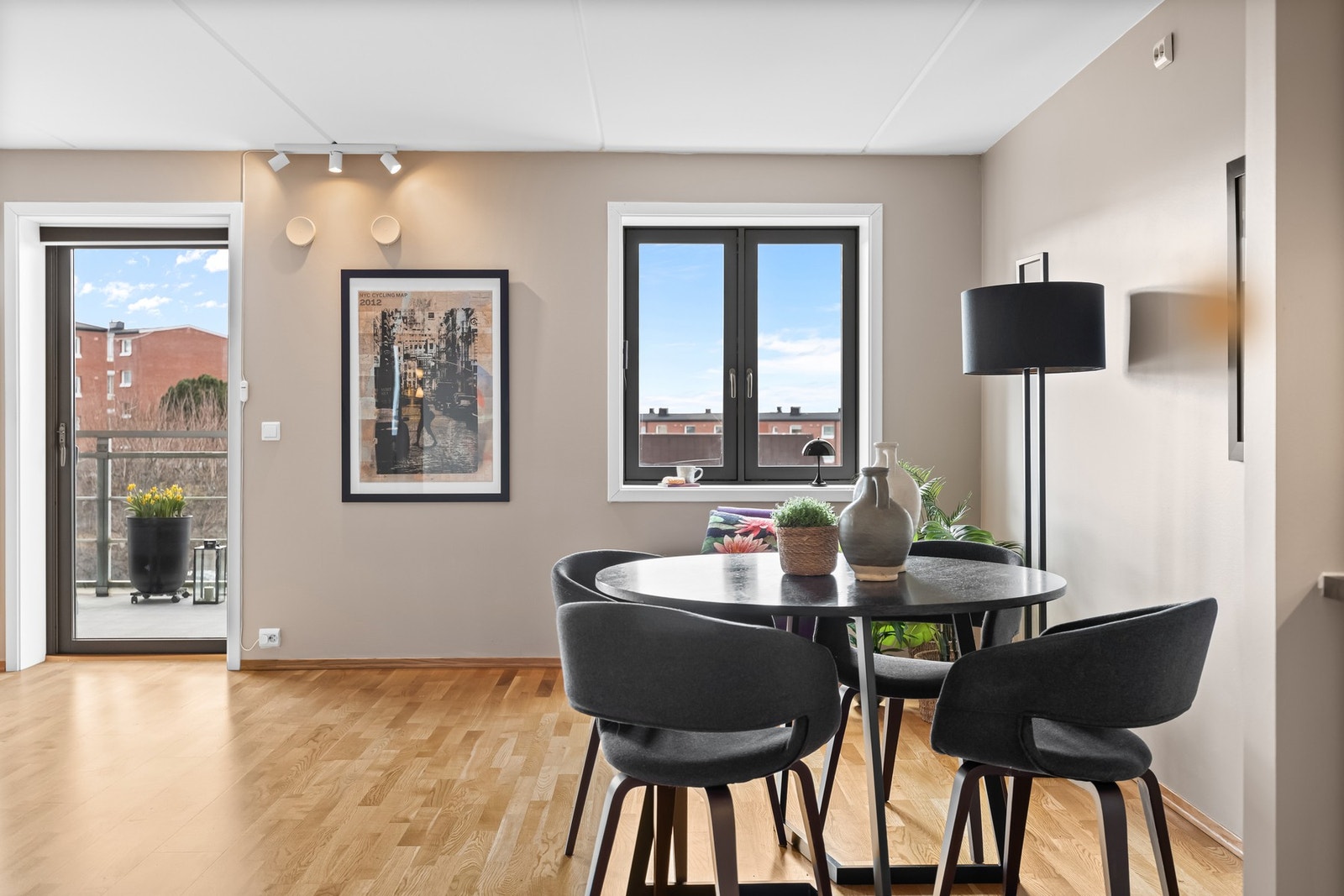 Spisesonen er stor og har god plass til annet ønsket møblement Galleribilde