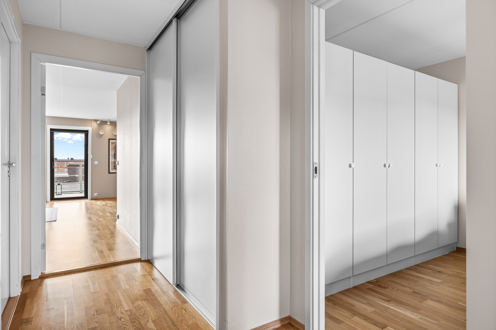 Videre er gangen utstyrt med stor skyvegarderobe for ytterligere oppbevaring av yttertøy. Galleribilde