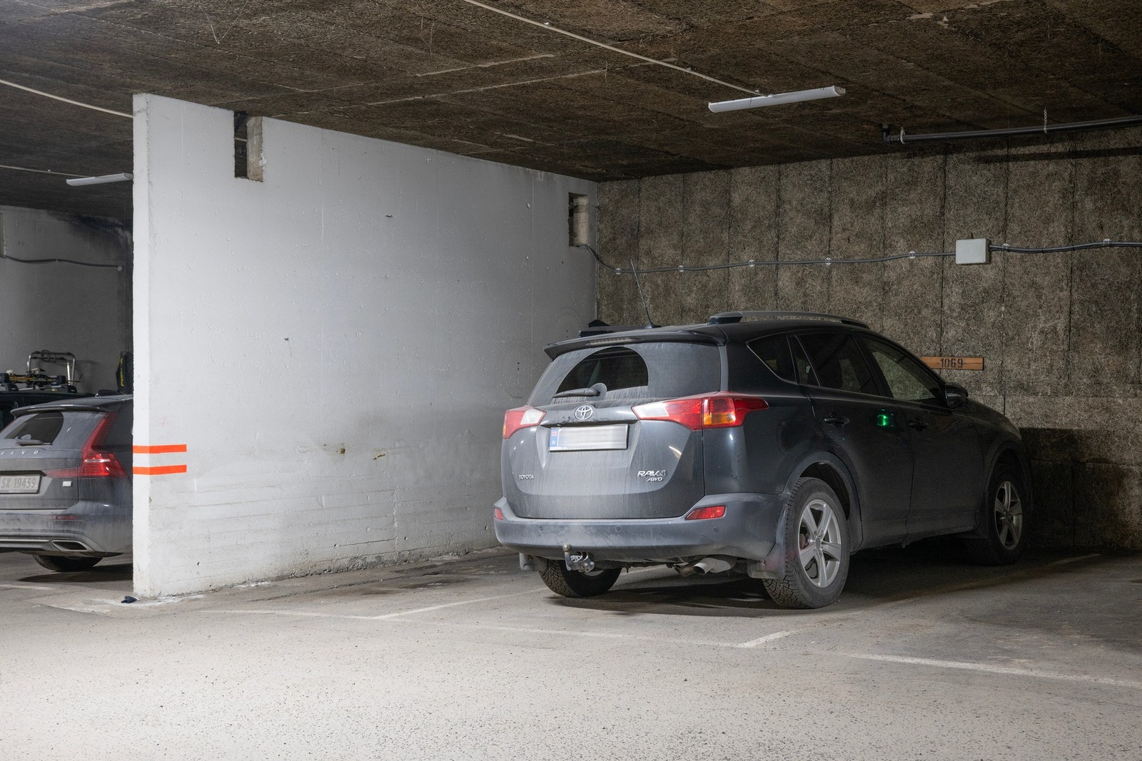 Det medfølger én parkeringsplass i felles garasjeanlegg. Mulighet for elbillader. Borettslaget har også godt med gjesteparkering. Galleribilde