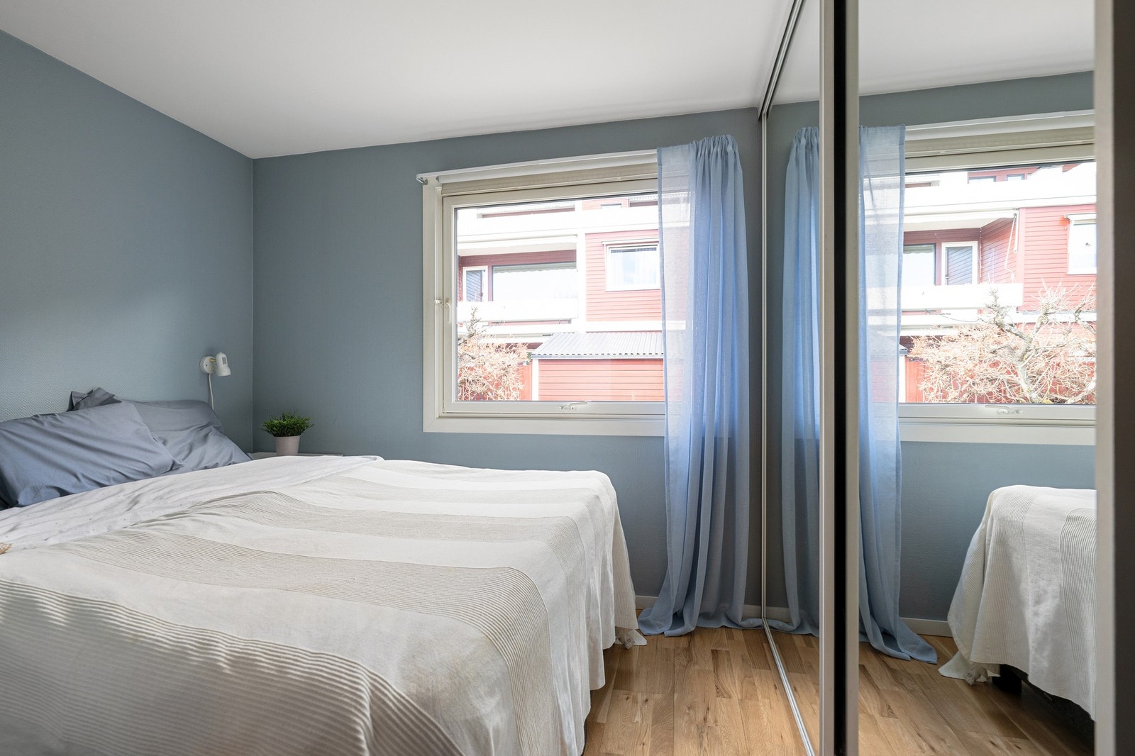 Hovedsoverom i 1. etasje med god plass til dobbeltseng og stor skyvedørsgarderobe med speildører som gir rikelig med oppbevaring. Galleribilde