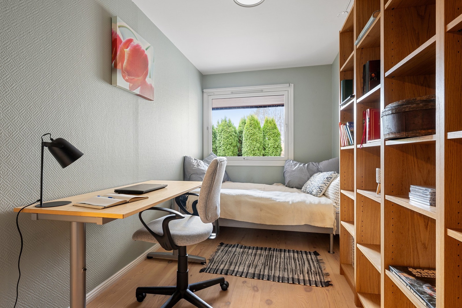 Soverom i underetasjen med plass til seng og skrivepult, godt egnet som barnerom, gjesterom eller hjemmekontor. Galleribilde