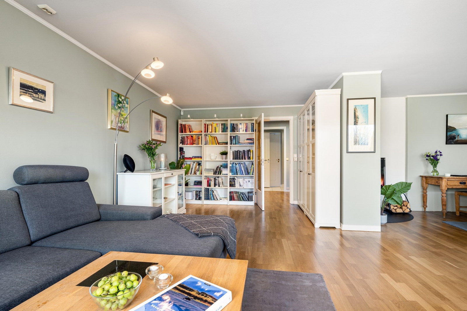 Boligen ble oppgradert i 2020 med blant annet ny vedovn samt malte vegger, dører, karmer, lister og trapp, noe som gir et helhetlig og oppdatert preg. Galleribilde