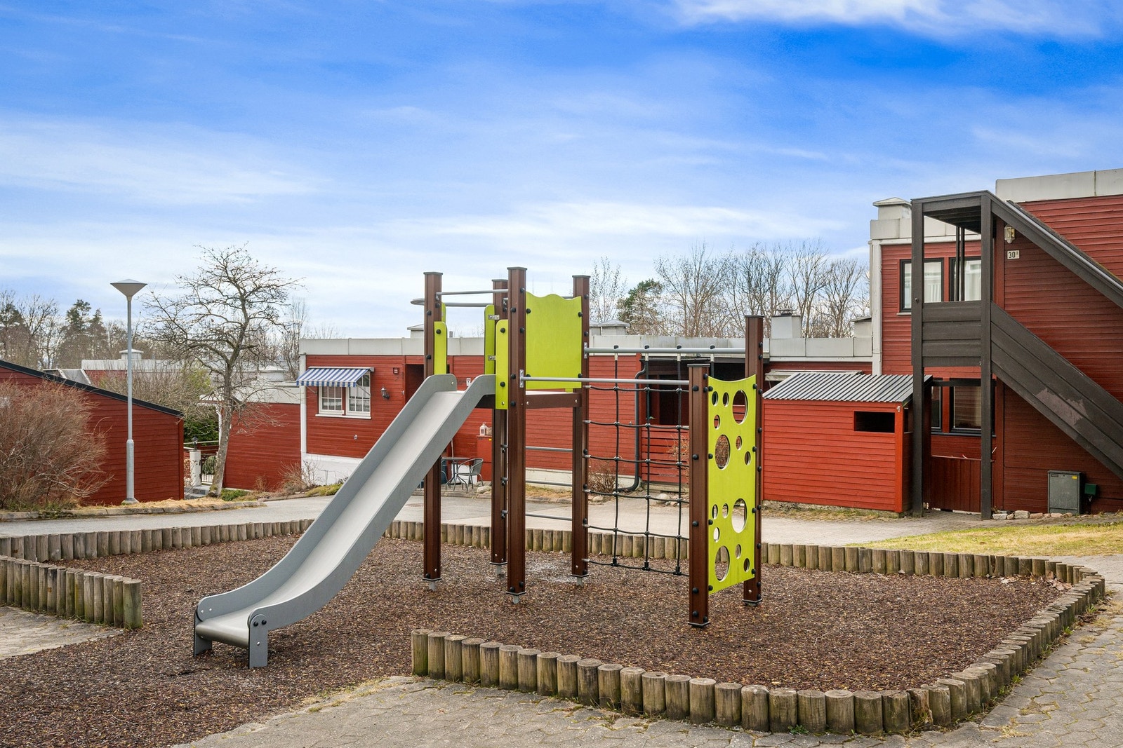Nærmiljøet tilbyr utmerkede skolefasiliteter ved Lysejordet skole, en moderne og velutstyrt skole med fine aktivitetsområder. Galleribilde