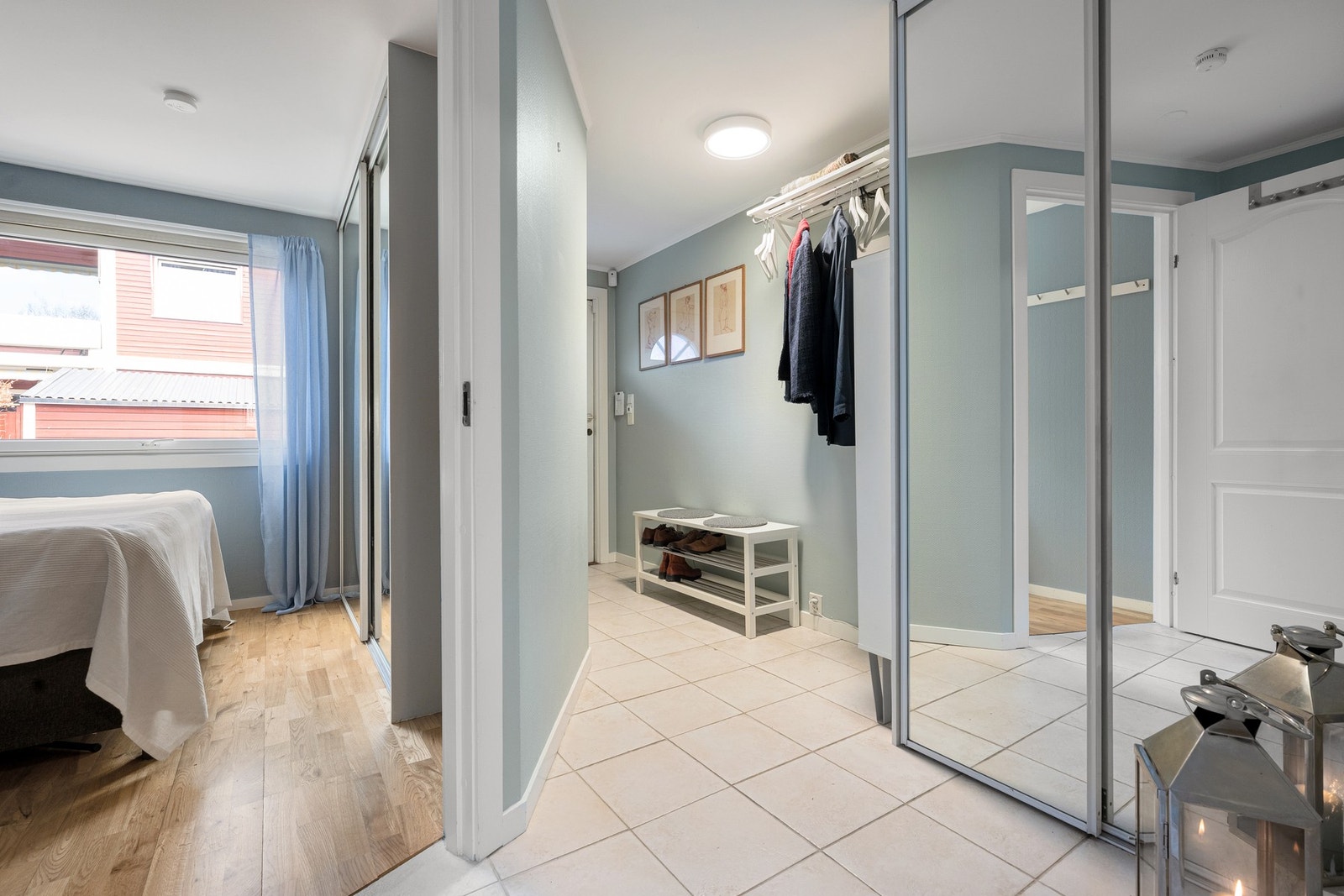 Entré med flislagt gulv og god oppbevaringsplass i skyvedørsgarderobe, med praktisk adkomst til både soverom og øvrige rom. Galleribilde