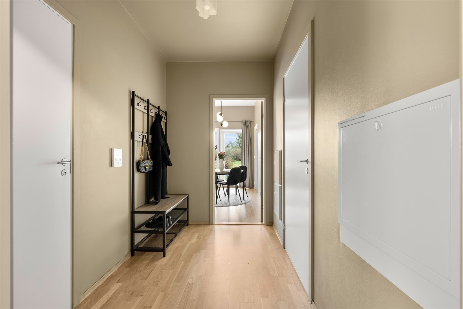 Daglyset slippes hele veien inn til entréen. Her er det god plass til garderobe. Galleribilde