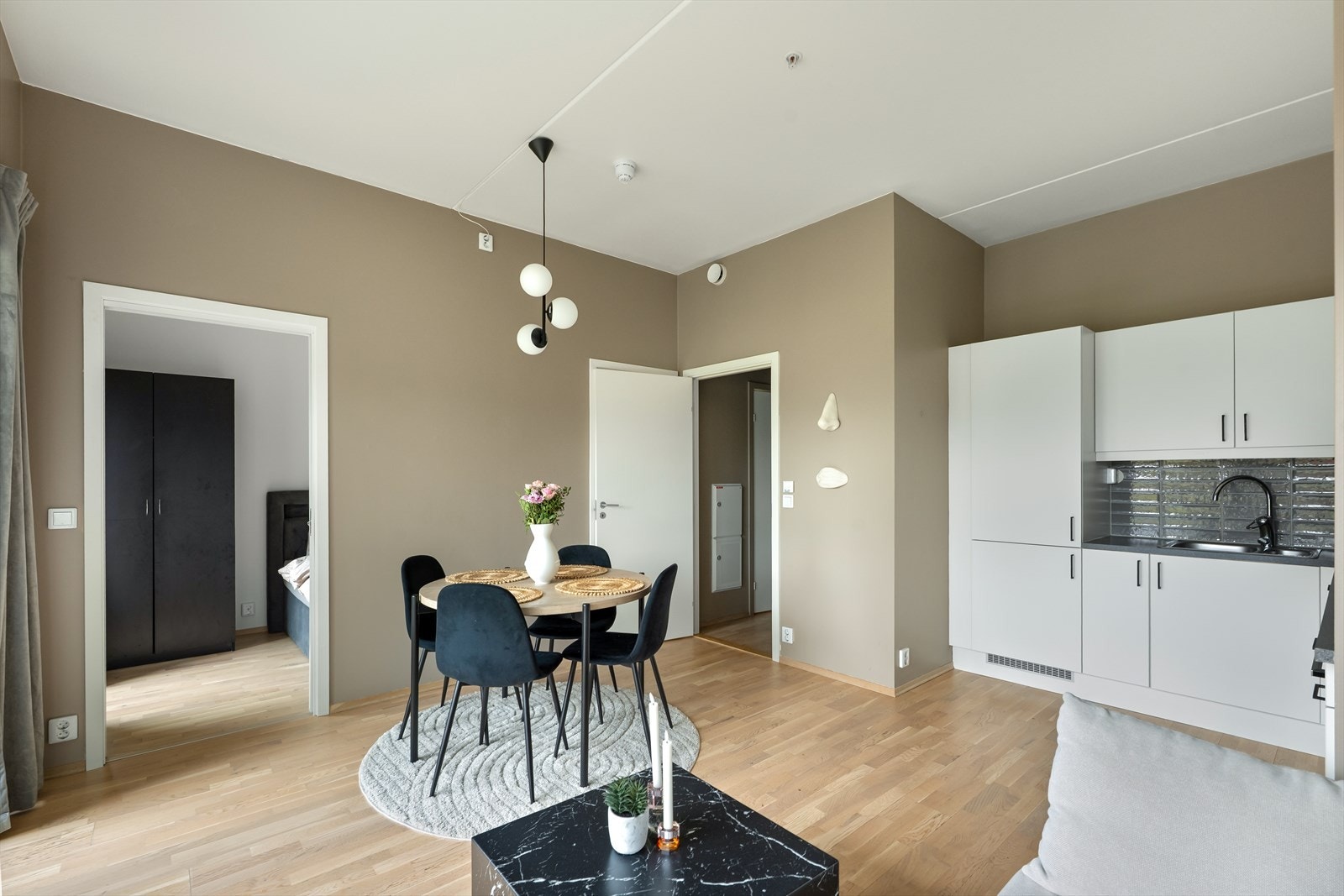 Fra stuen er det to skyvedører inn til soverommet (den andre døren er bak døren til gangen) Galleribilde