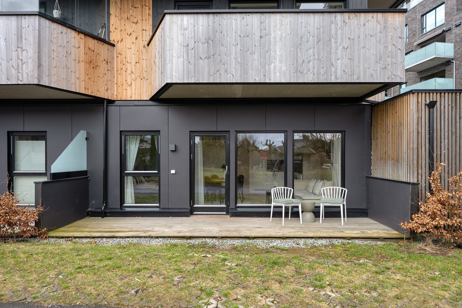 Leiligheten ligger i 1. etasje og har stor uteplass med plass til flere sittegrupper. Galleribilde