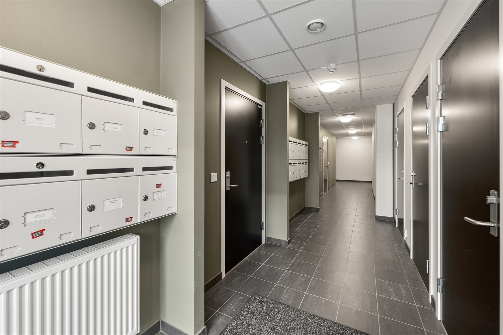 Leiligheten har i tillegg til innvendig bod, en utvendig bod rett over fellesgangen. Leilighetens dør ligger til venstre, mens boden er første dør til høyre. Galleribilde