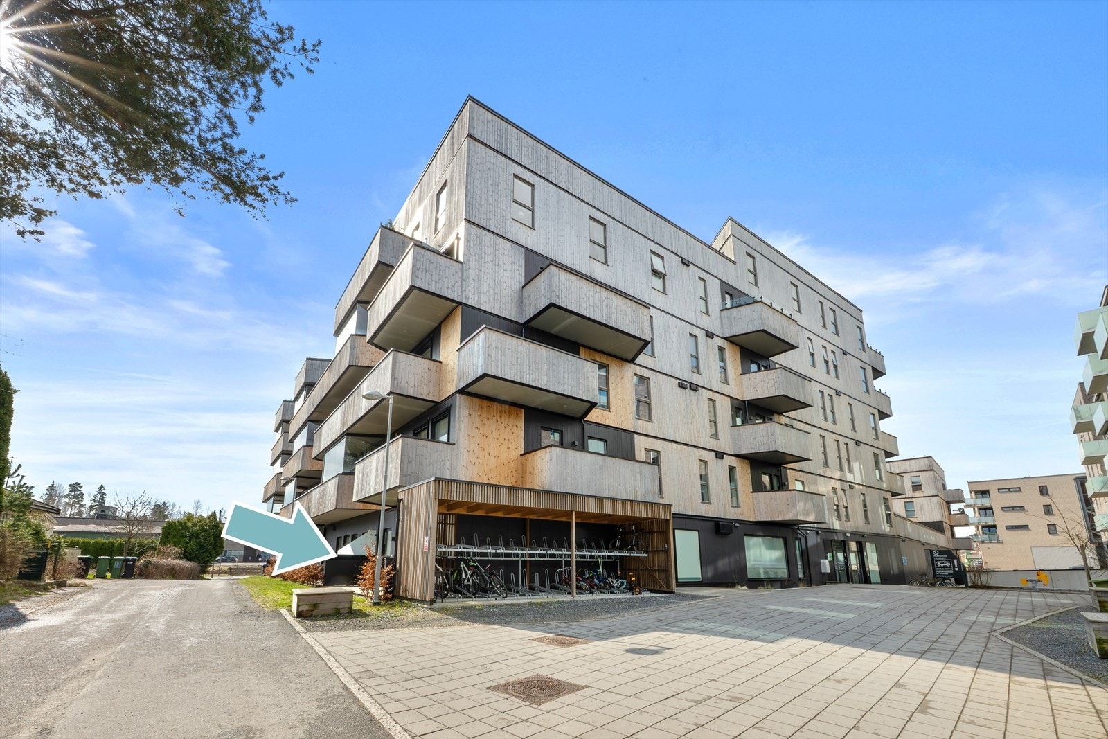 Leiligheten ligger rundt hjørnet for inngangsdøren, som gjør at beboerne ikke går foran leiligheten for å komme inn i bygget Galleribilde
