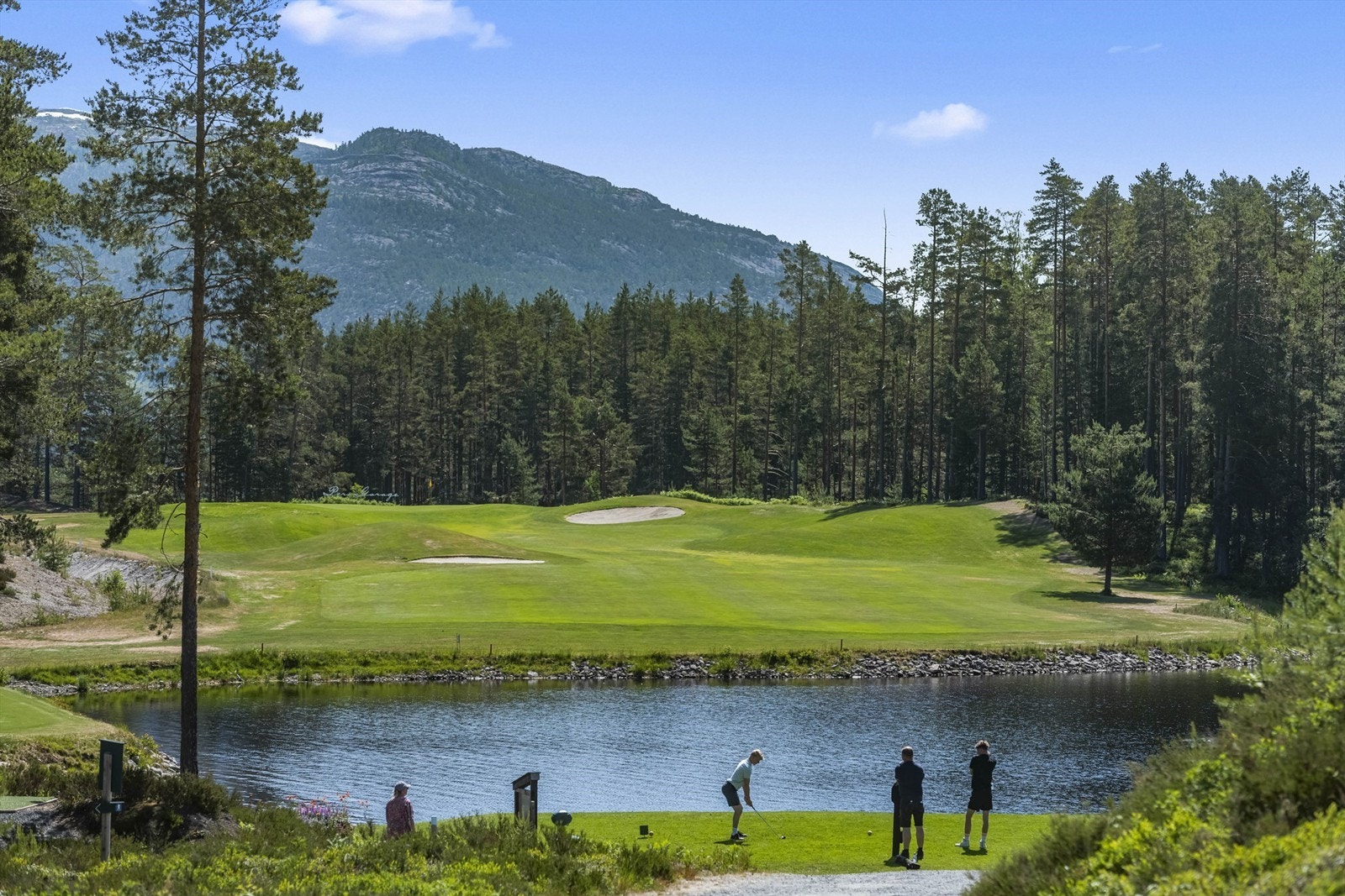 Golfbanen er et populært innslag i Vrådal Galleribilde